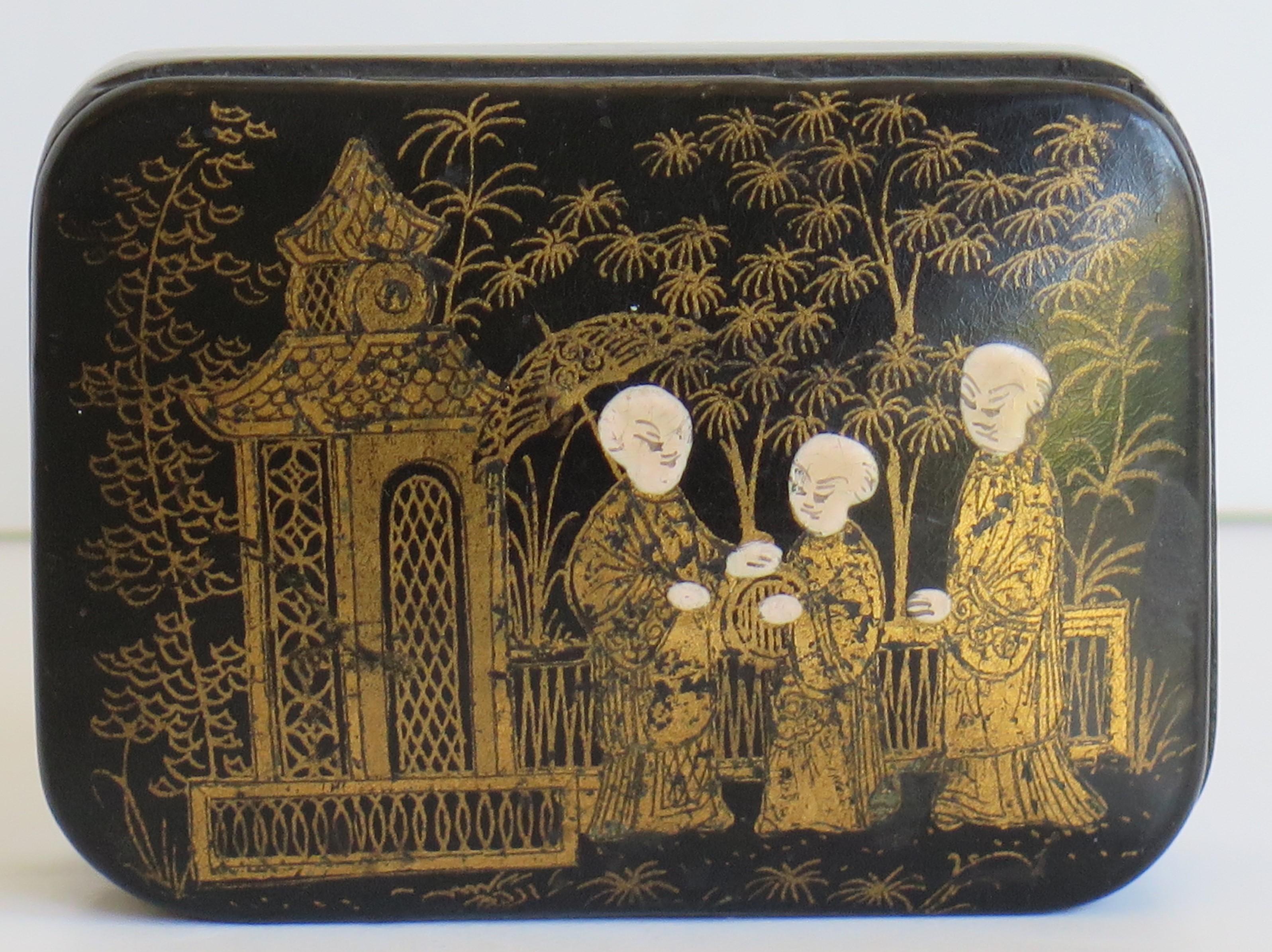 Japanese Laquered Box with Hinged Lid hand painted, 19th Century Meiji Period For Sale 2