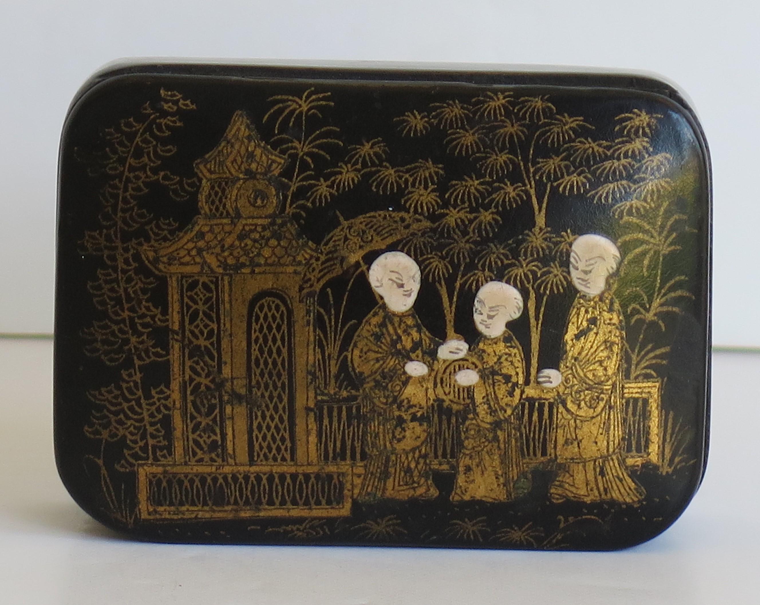 Japanese Laquered Box with Hinged Lid hand painted, 19th Century Meiji Period For Sale 3
