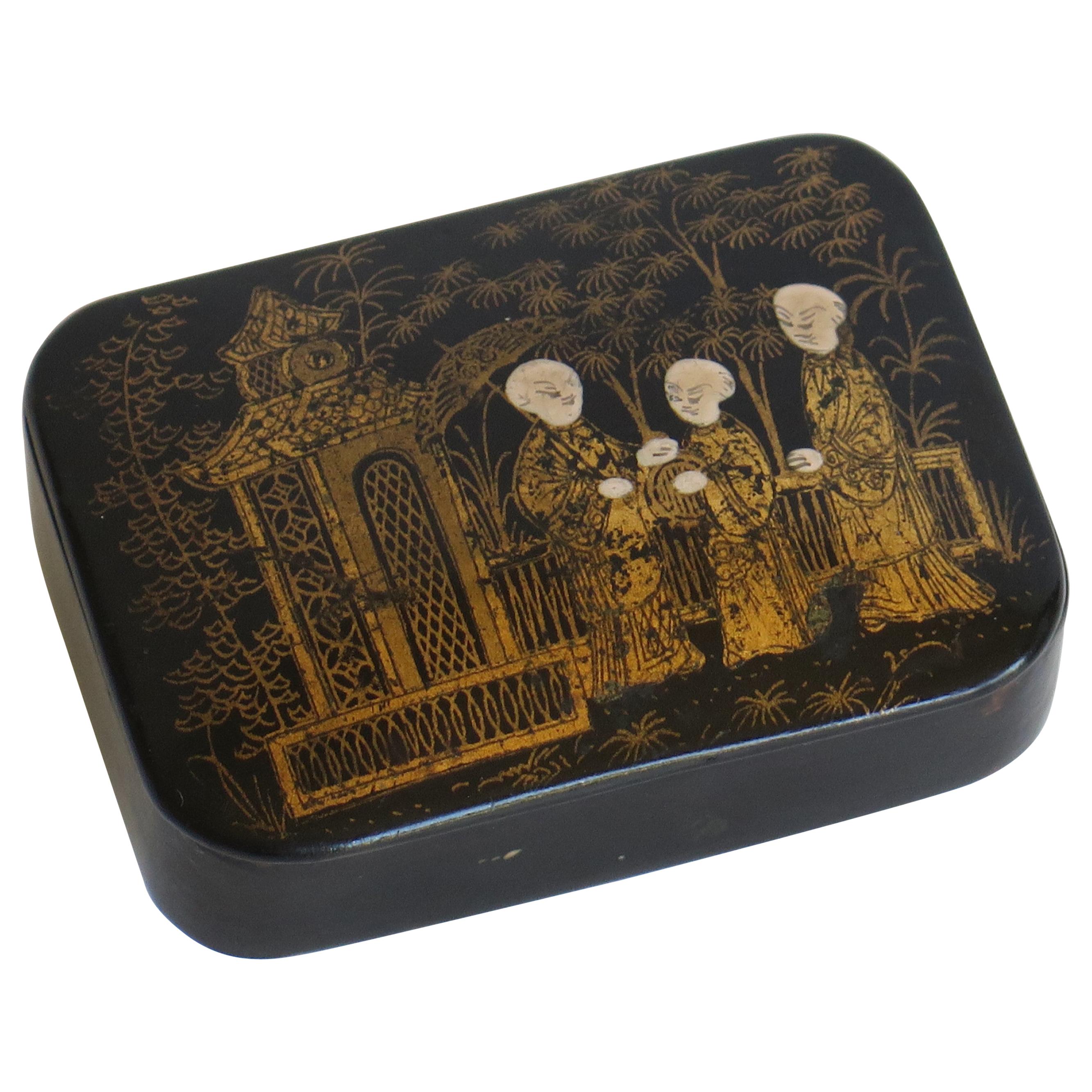 Japanese Laquered Box with Hinged Lid hand painted, 19th Century Meiji Period For Sale