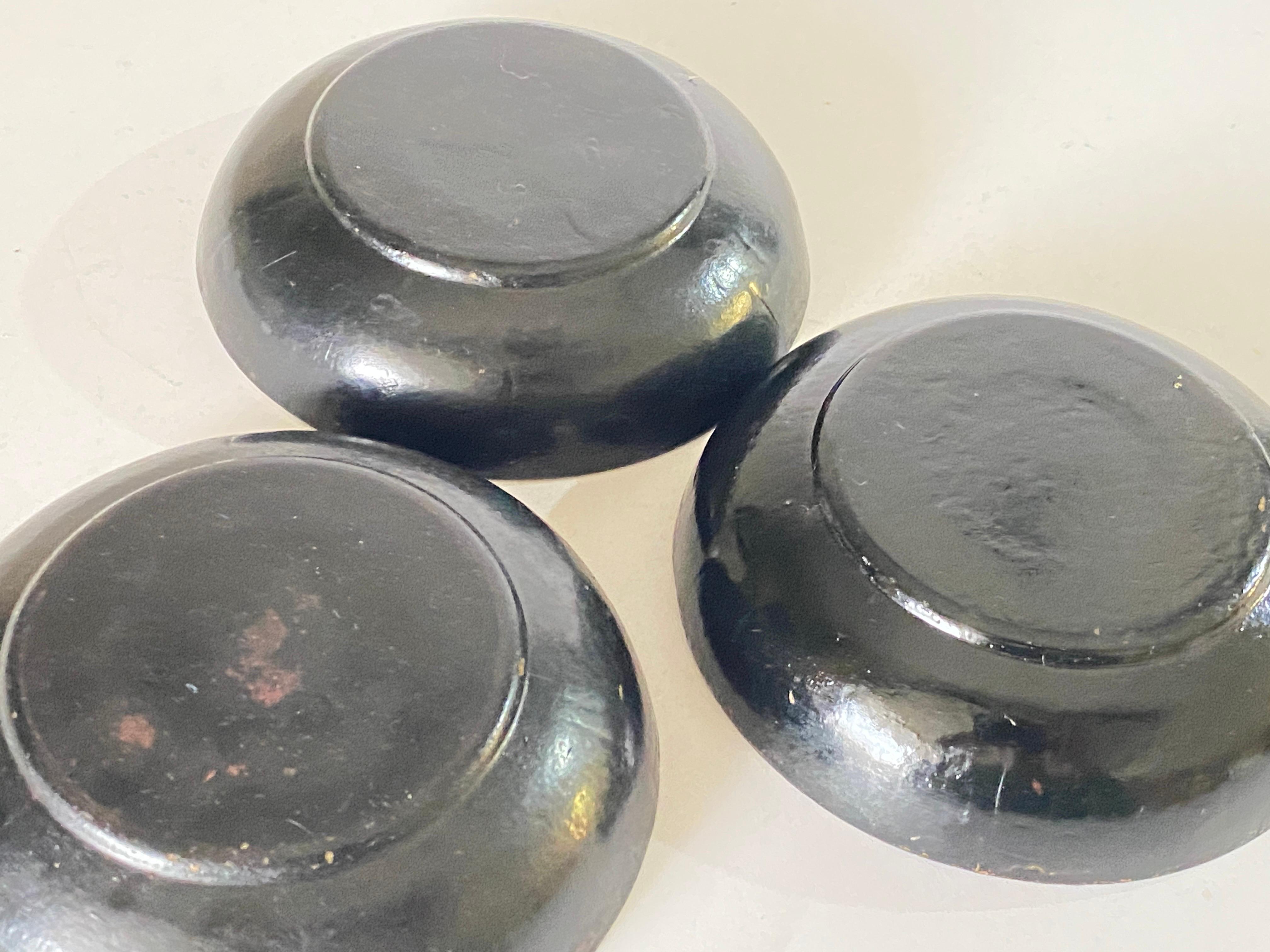 Es handelt sich um ein schönes, rundes, lackiertes St. of Cups aus Pappmaché, das unserer Meinung nach zu Beginn des 20. Jahrhunderts, etwa 1910, in Japan hergestellt wurde.

Dies ist ein sehr dekoratives Set von Kelchen mit einem zart handgemalten 