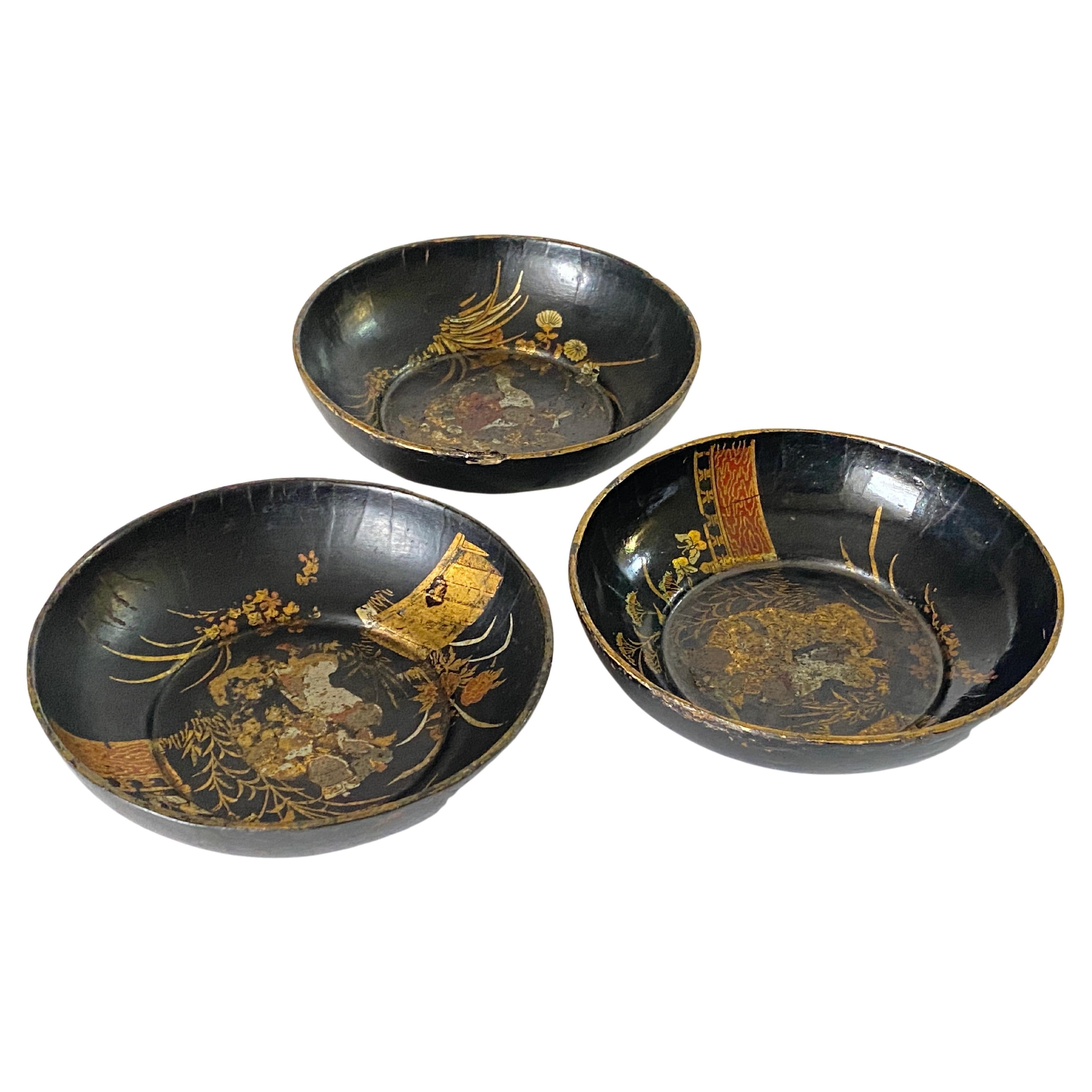 Japanese laquered Papier Mâché Circular Cups  Hand-Painted, circa 1910 Set of 3 For Sale