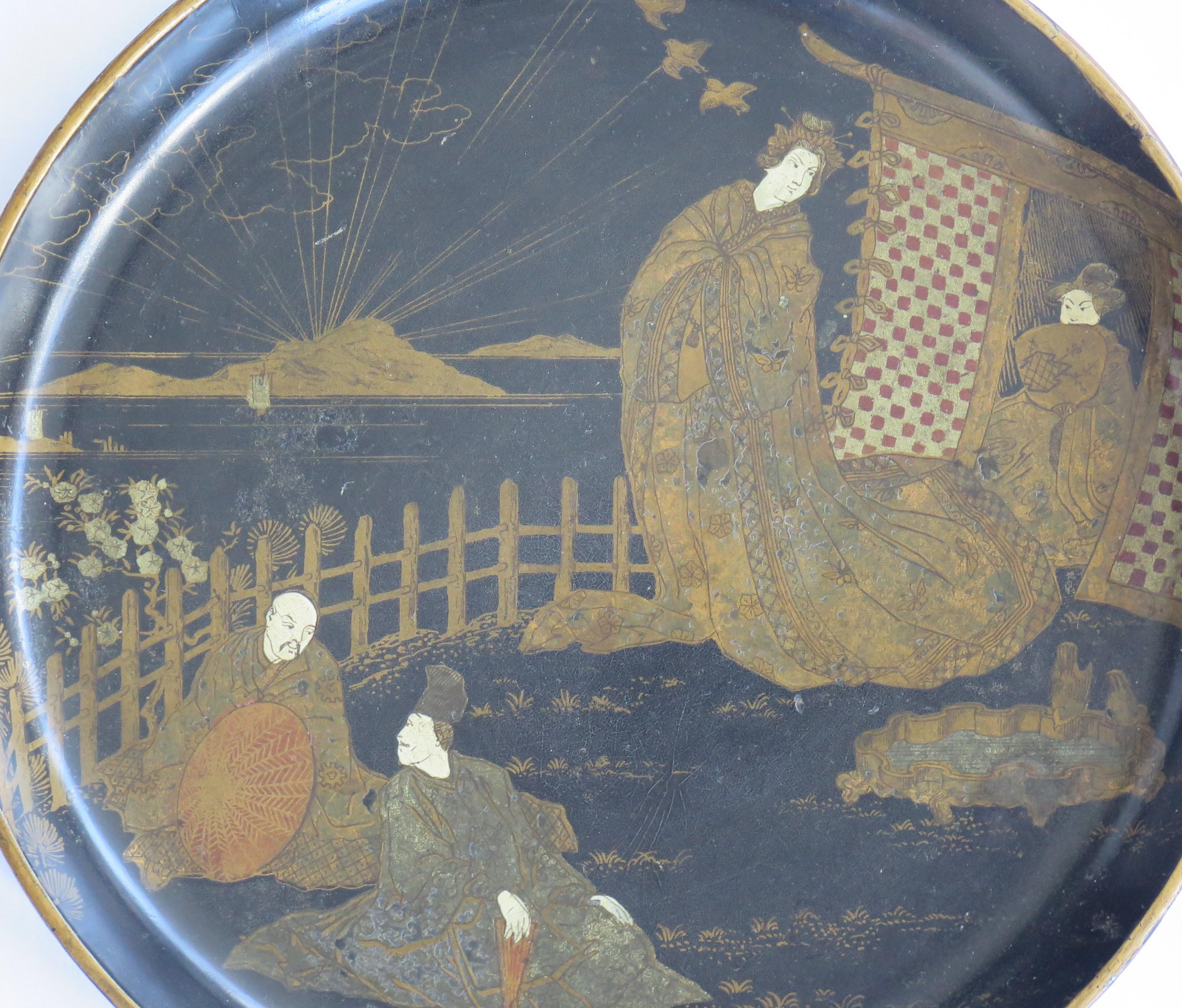 Japanisches, lackiertes Tablett mit Menschen auf einem Verandah, Meiji-Periode (Lackiert) im Angebot
