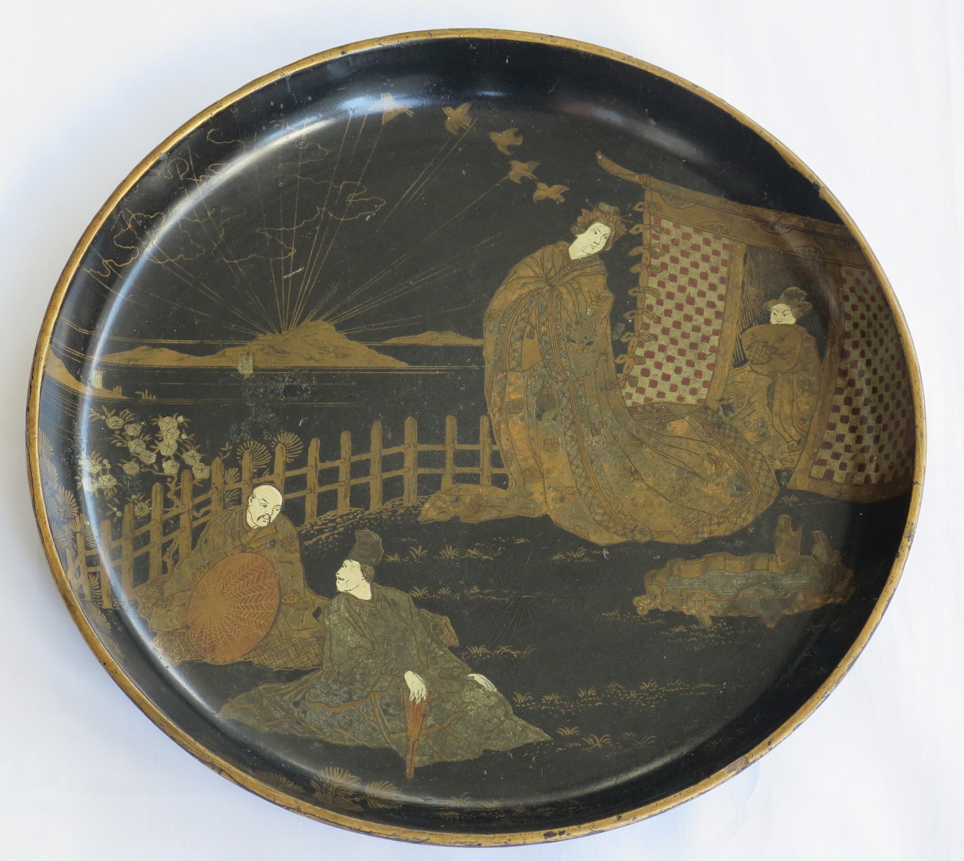 Japanisches, lackiertes Tablett mit Menschen auf einem Verandah, Meiji-Periode im Zustand „Gut“ im Angebot in Lincoln, Lincolnshire