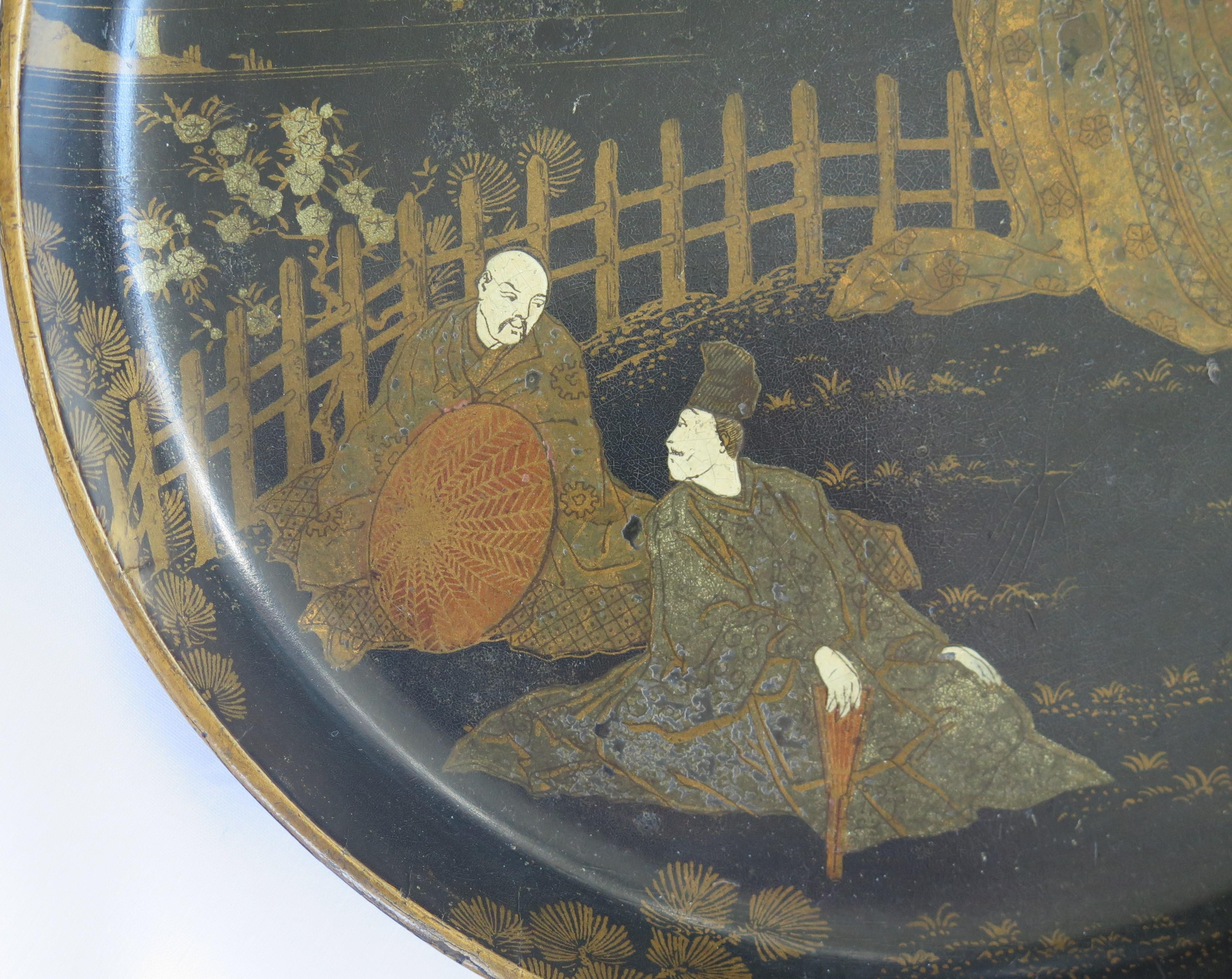 Japanese Laquered Tray Decorated with People on a Verandah, Meiji Period For Sale 2