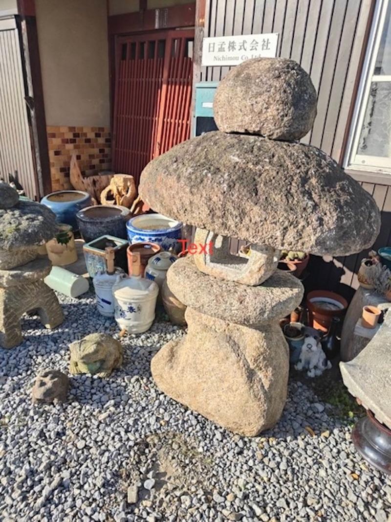 Per il tuo giardino speciale

Ecco un modo bellissimo e unico per valorizzare il tuo giardino interno o esterno con questo raro tesoro proveniente dal Giappone.

Da un antico giardino giapponese di Nagoya proviene questa autentica lanterna in pietra