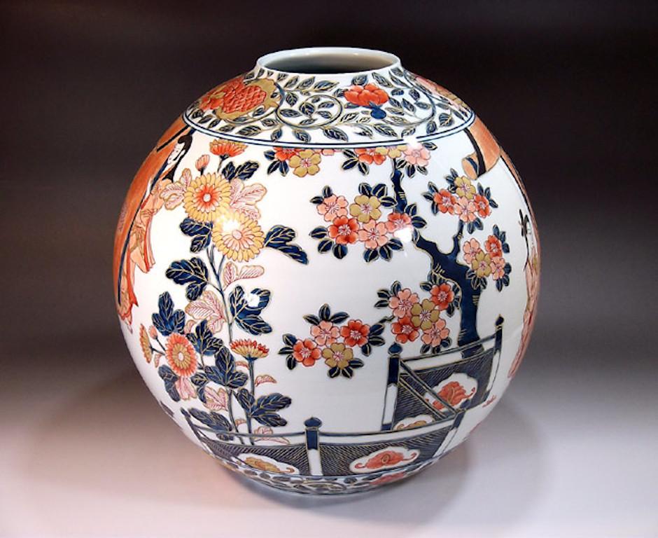 Exquisite contemporary Japanese large gilded decorative porcelain vase, hand painted on a beautifully shaped porcelain body in blue and red, a signed masterpiece by widely respected award-winning master porcelain artist of the Imari-Arita region of