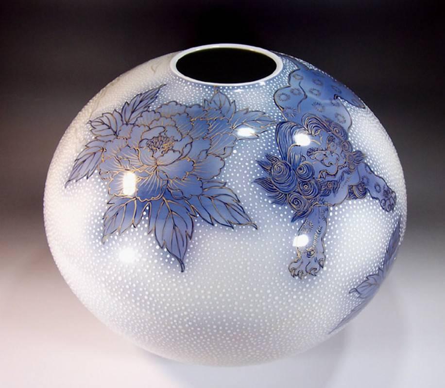 Japanische große blau-weiße Porzellanvase von zeitgenössischem Meisterkünstler (Vergoldet) im Angebot