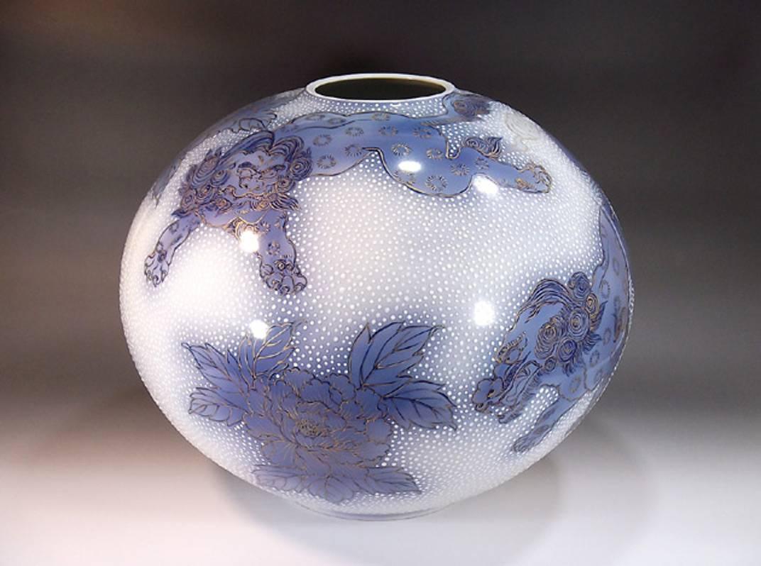 Exquisite, sehr große, vergoldete, zeitgenössische japanische Vase aus dekorativem Porzellan, handbemalt in schönen Blautönen auf einem elegant geformten, eiförmigen Porzellankörper mit großzügigen Golddetails, von einem hoch angesehenen,