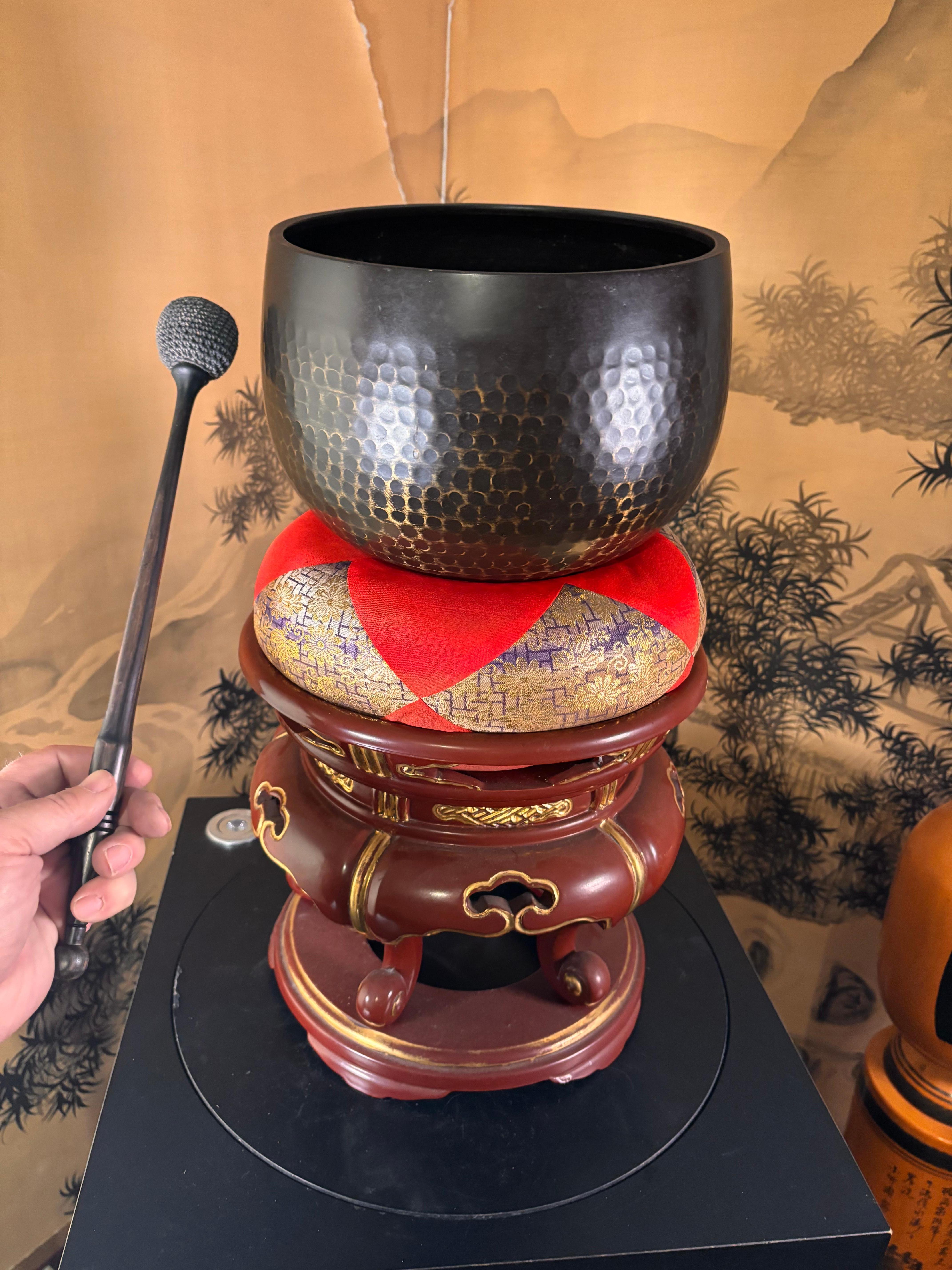 Giappone, una grande campana da tempio in bronzo martellata a mano, set completo di quattro pezzi con campana in bronzo, base espositiva laccata rossa, cuscino e percussore come da foto.

Uno strumento di meditazione perfetto.

Quando viene colpita