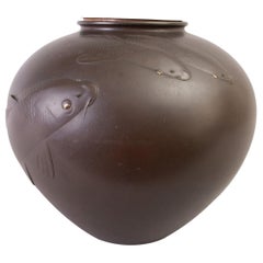 Grand vase japonais en bronze avec motif de carpe
