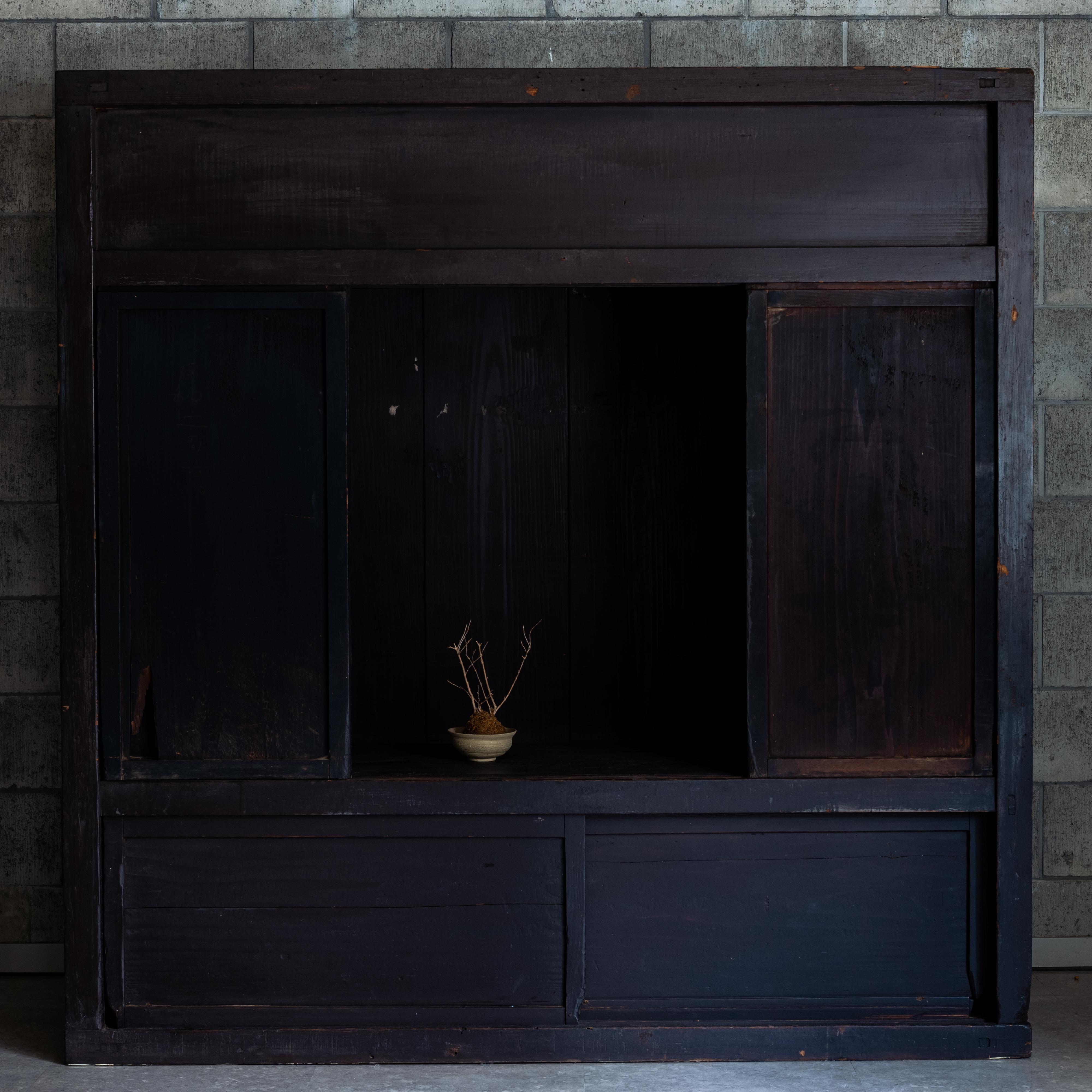 Armario antiguo japonés. No se trata sólo de un tansu (arcón de almacenaje) tradicional, sino de un nicho completo que puede realzar tu interior con su funcionalidad y estilo, mezclando la tradición con una mezcla de culturas.

El armario cuenta con