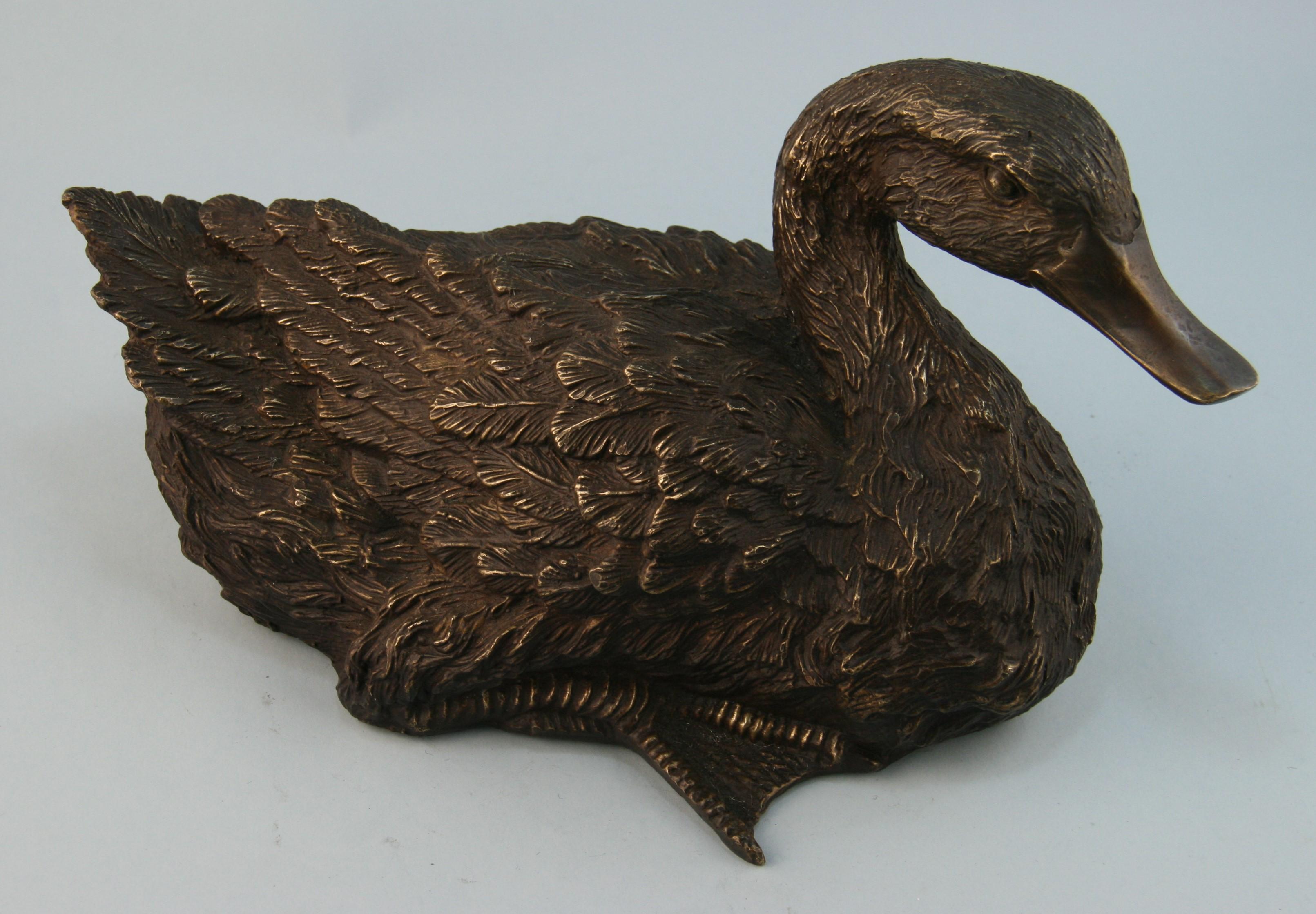 Japanische, fein gegossene, ruhende Ente aus Bronze.