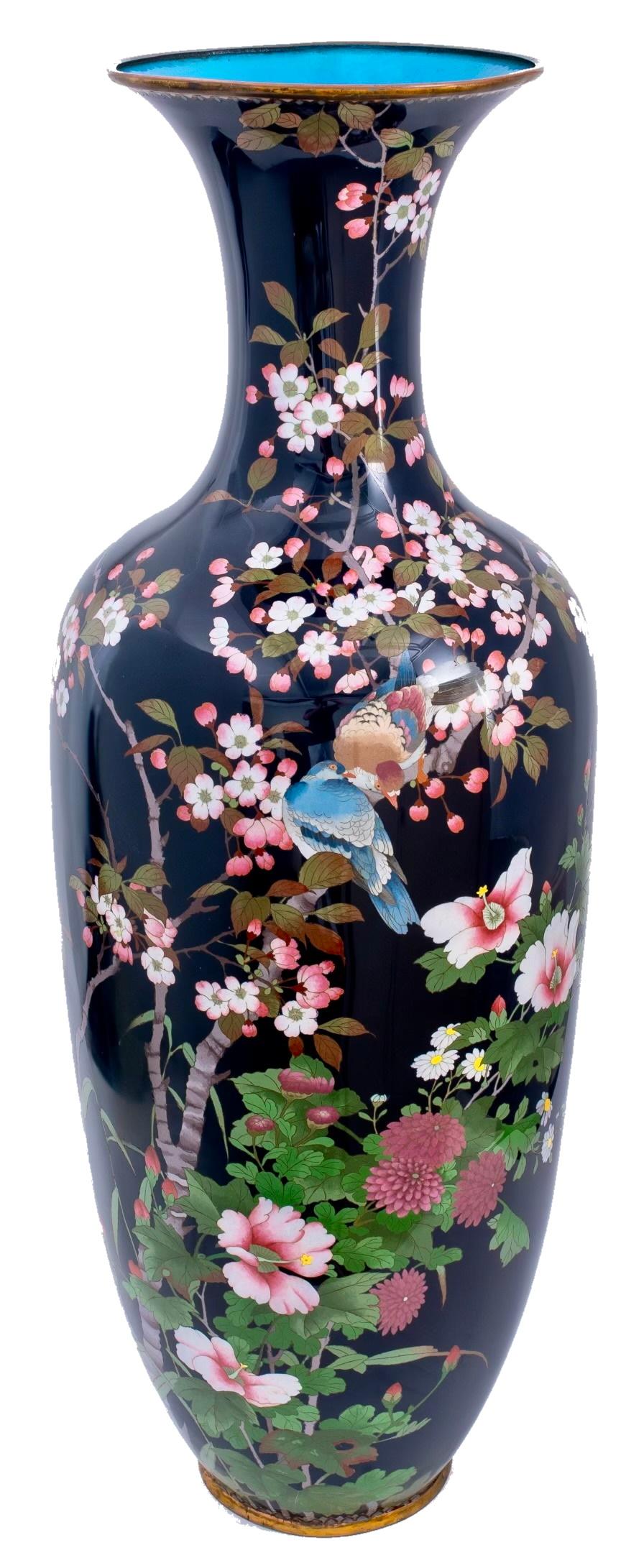 Grande vaso cloisonné giapponese in blu notte con fiori e uccelli, ca. 1900/1910
Tardo periodo Meiji (1868-1912)-inizio periodo Taisho (1912-1926)
Dimensioni: 46
