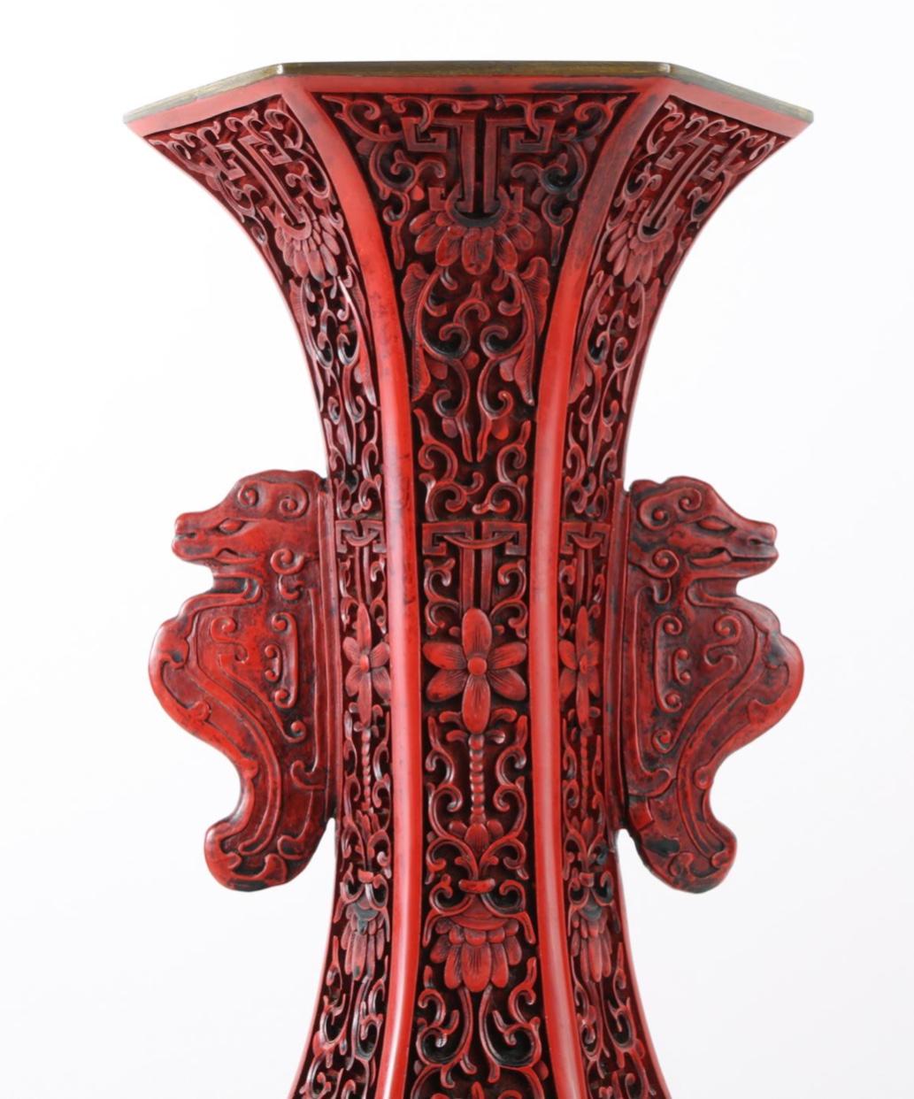 Questa squisita opera d'arte è stata realizzata durante la tarda dinastia Qing (1644-1911/12), nota per le sue conquiste artistiche e la sua abilità artigianale. Il vaso a forma di ottagono è ornato da intricati fiori e motivi di draghi, come