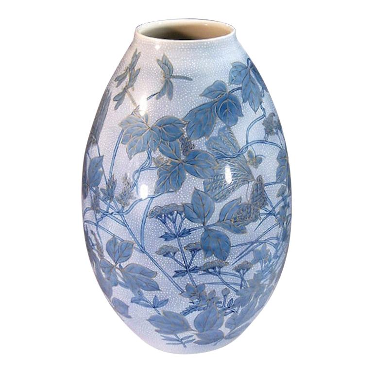 Große japanische Vase aus blauem Porzellan von Meisterkünstler im Angebot