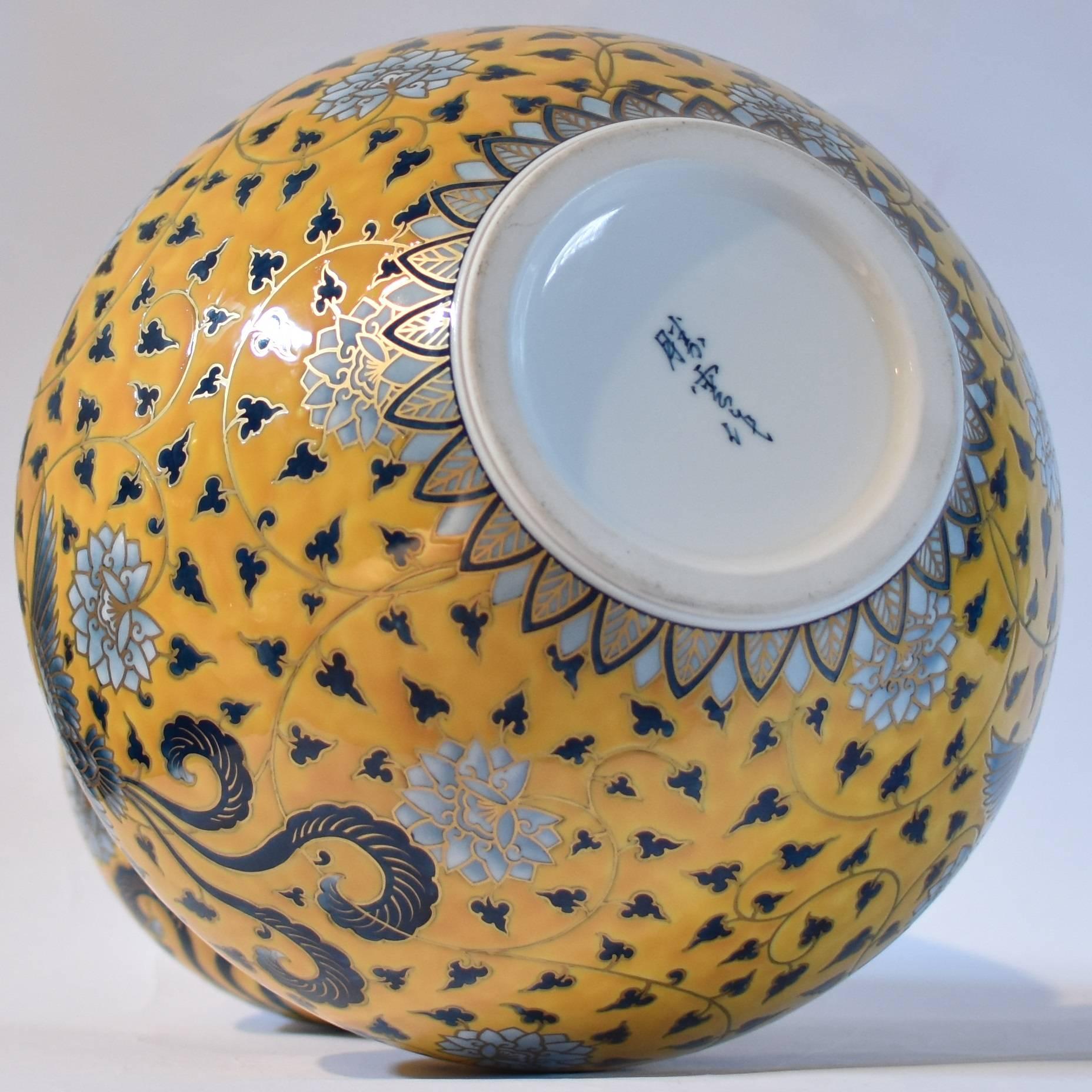 Japanese Large Contemporary Yellow Gilded Imari Ceramic Vase by Master Artist In New Condition In Takarazuka, JP