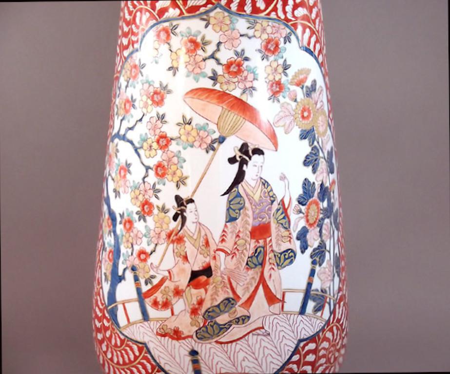Extraordinaire vase contemporain en porcelaine décorative japonaise, peint à la main de manière complexe sur un corps en porcelaine de forme étonnante, d'une élégance et d'une taille impressionnantes, en rouge, bleu et rose. Il s'agit d'un