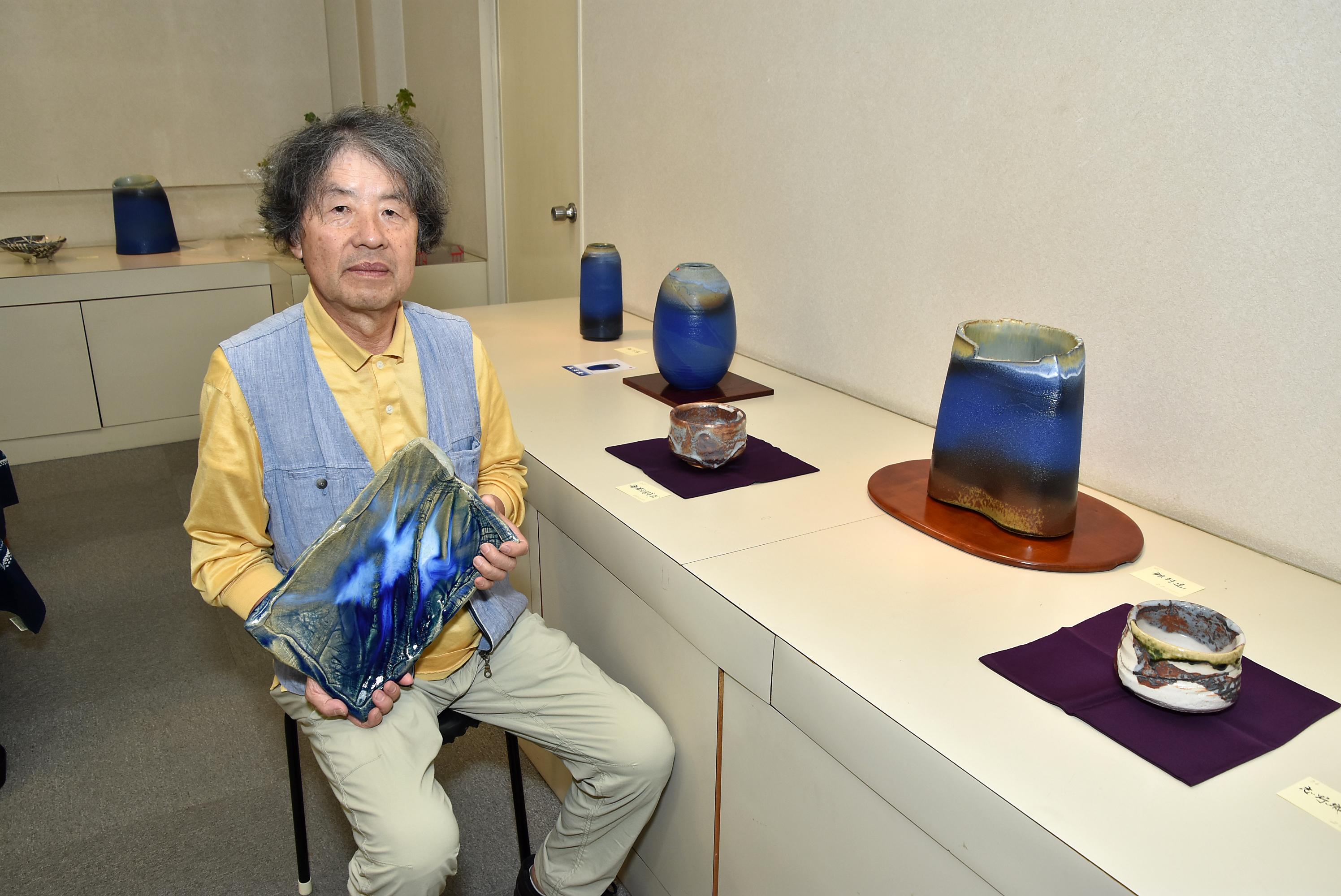 Japanese large granular deep blue stoneware vase by Andô Hironobu 安藤博允 (1940) For Sale 12