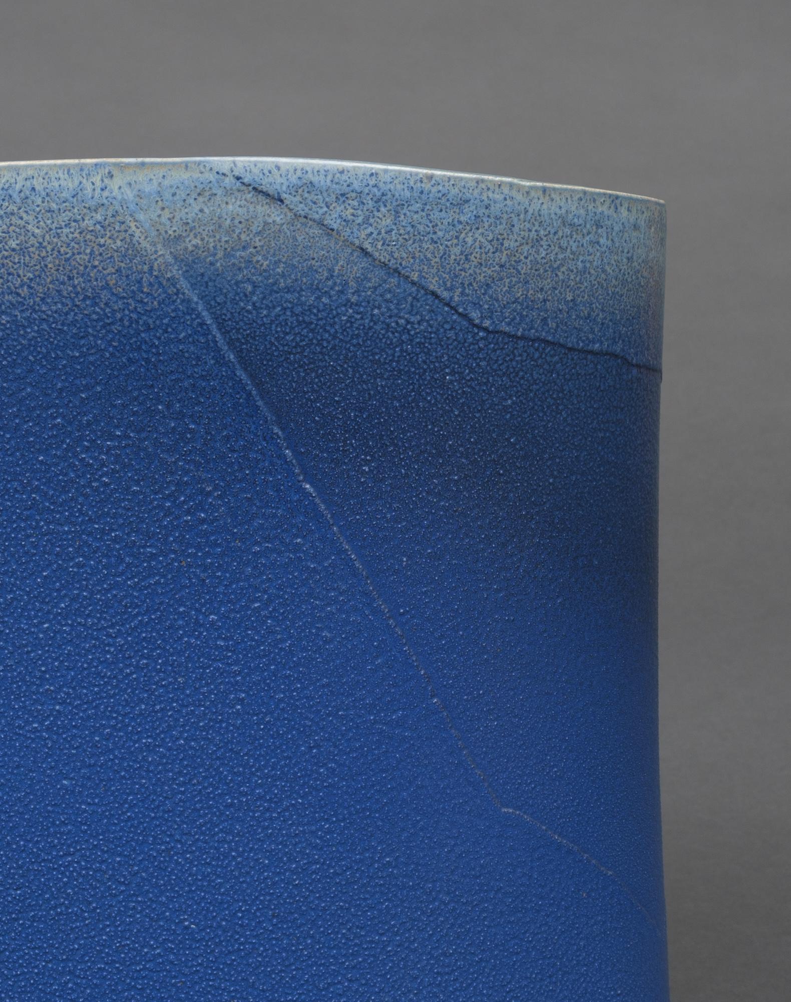 Japanese large granular deep blue stoneware vase by Andô Hironobu 安藤博允 (1940) In Excellent Condition For Sale In Amsterdam, NL