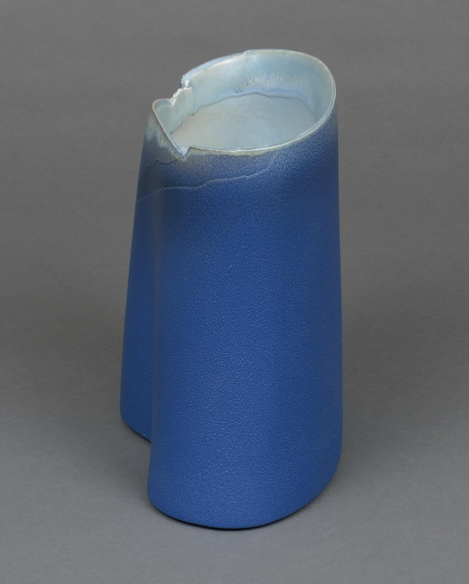 20th Century Japanese large granular deep blue stoneware vase by Andô Hironobu 安藤博允 (1940) For Sale