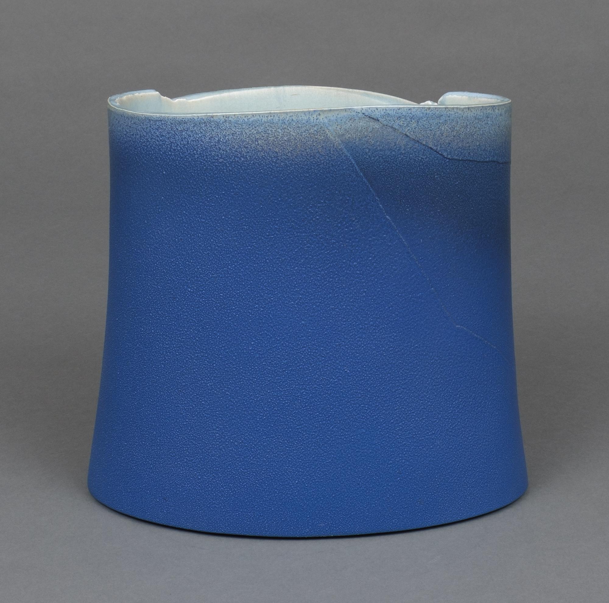 Stoneware Japanese large granular deep blue stoneware vase by Andô Hironobu 安藤博允 (1940) For Sale