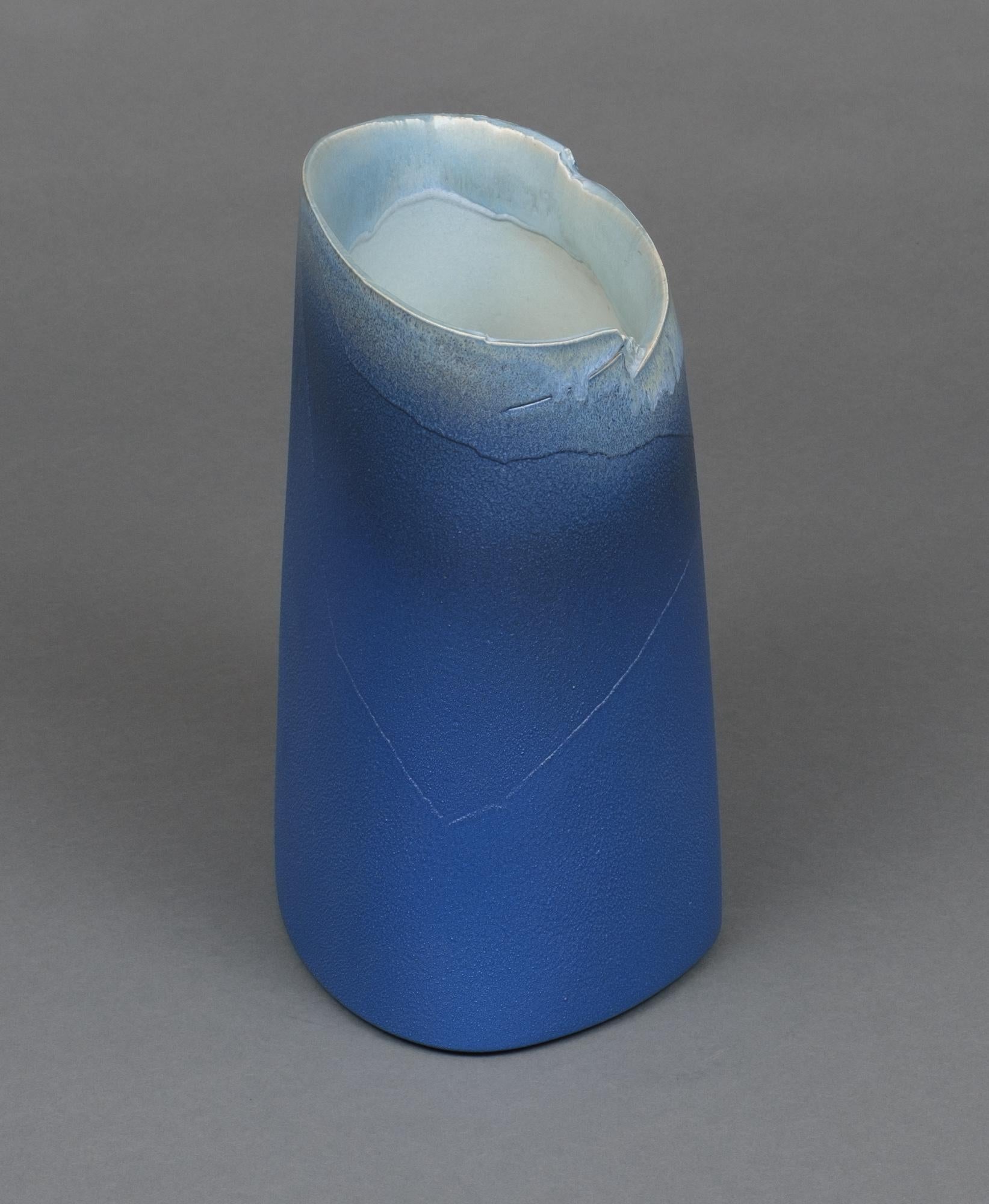 Japanese large granular deep blue stoneware vase by Andô Hironobu 安藤博允 (1940) For Sale 1