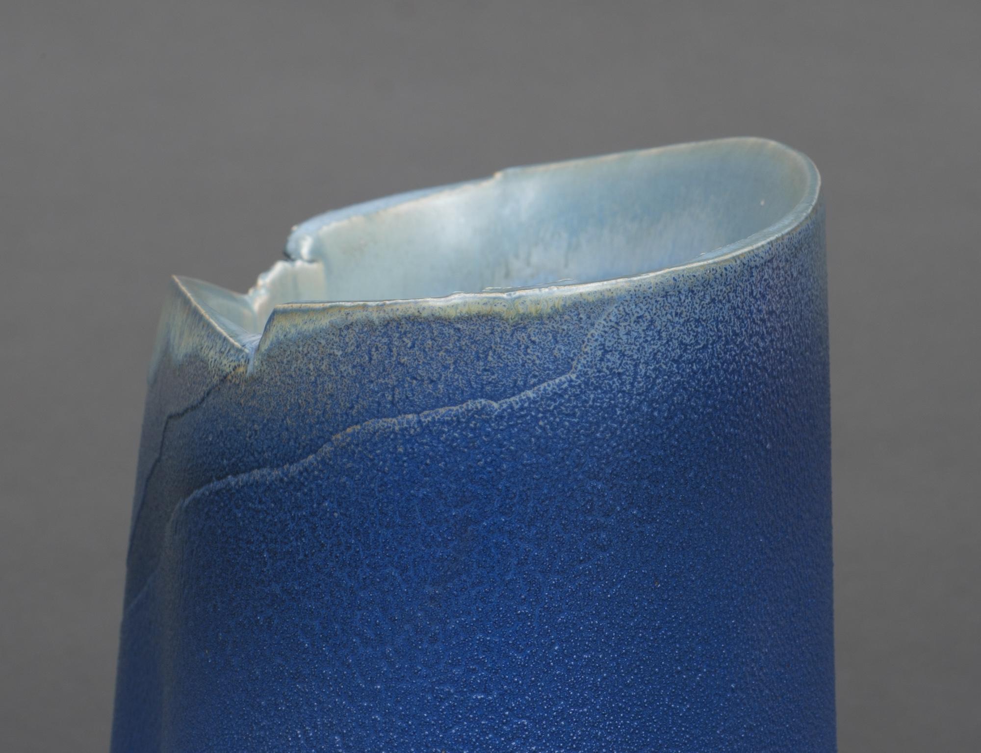Japanese large granular deep blue stoneware vase by Andô Hironobu 安藤博允 (1940) For Sale 2