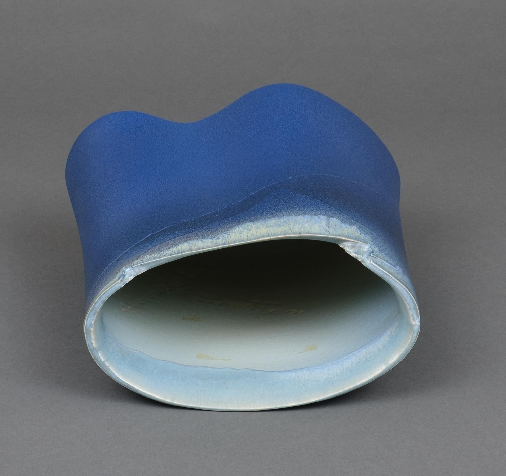 Japanese large granular deep blue stoneware vase by Andô Hironobu 安藤博允 (1940) For Sale 3