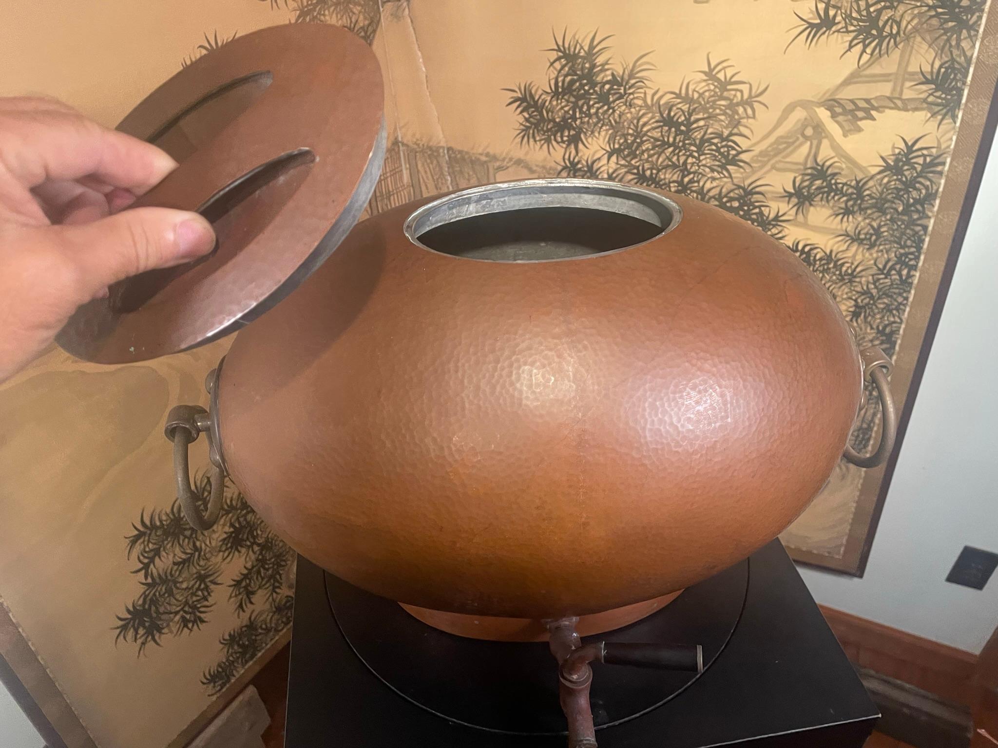 Raro Art Decó japonés  Vasija de Sake de Bronce Martillado a Mano en Bueno estado para la venta en South Burlington, VT