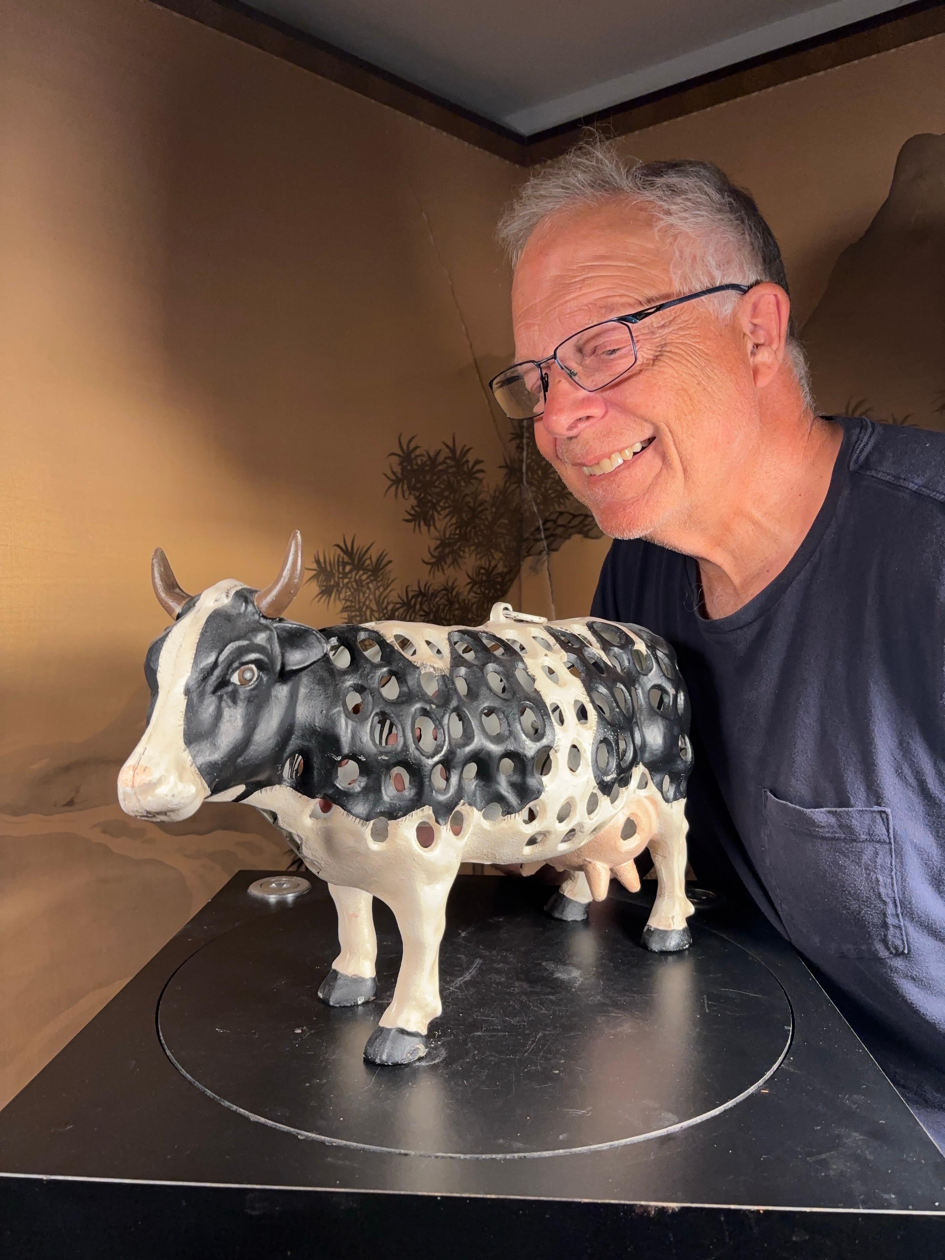 Parmi nos récentes acquisitions japonaises en état d'origine.

Nous avons d'abord vu

Whiting, une magnifique vache d'origine holstein noir et blanc sous la forme d'une lanterne ancienne.

Il mesure 11,5 pouces de haut et 17,5 pouces de long, et