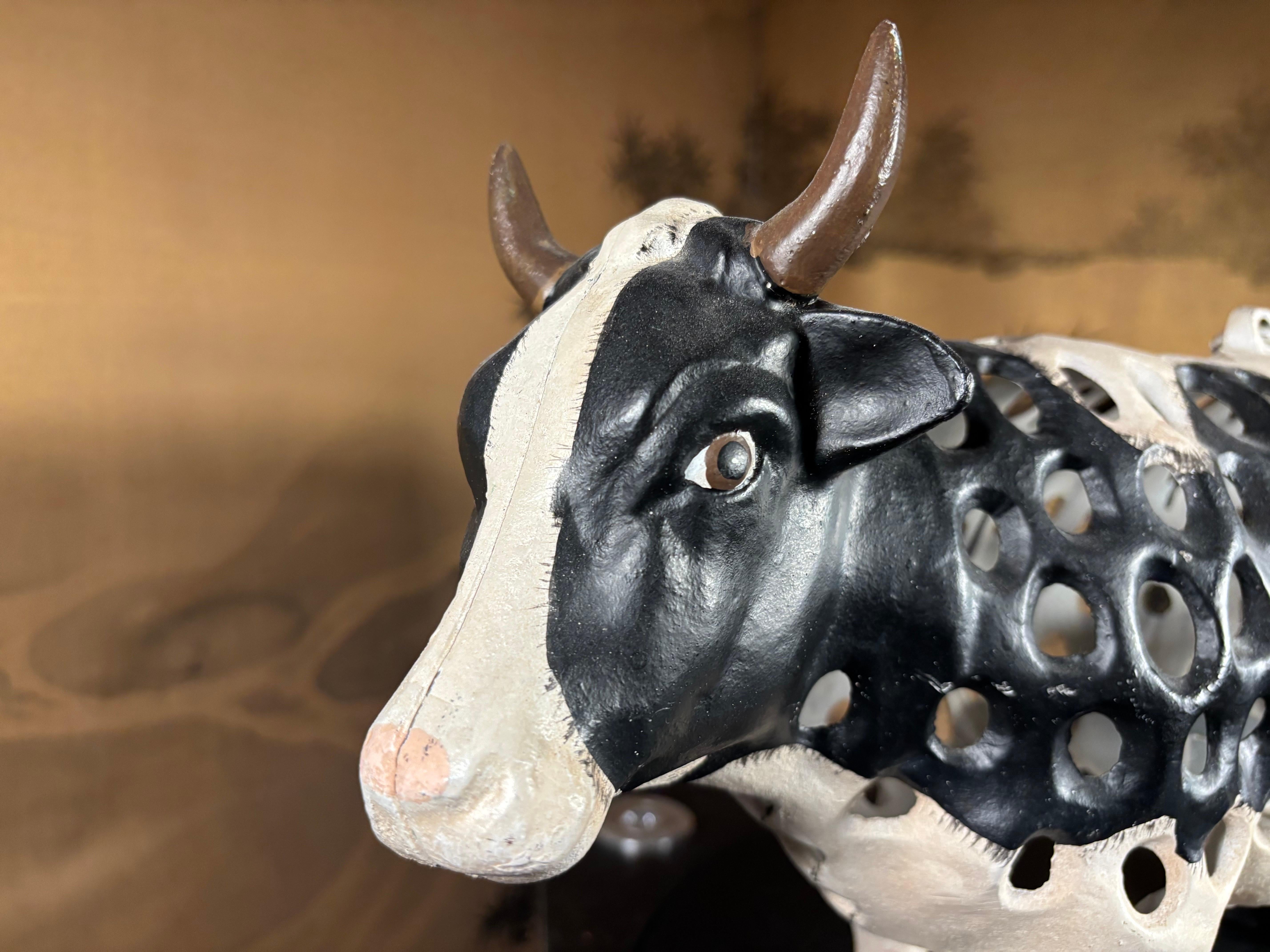 Showa Grande lanterne de vache Holstein japonaise coulée à la main, rare trouvaille en vente