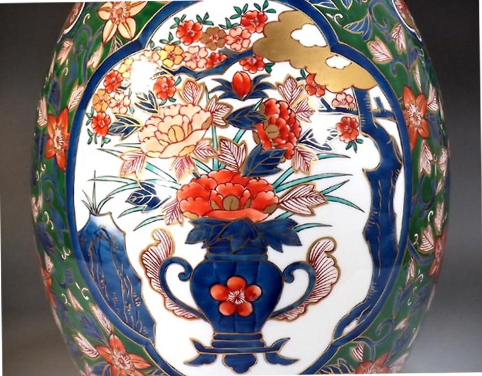 Japanische zeitgenössische japanische Porzellanvase in Grün, Gold und Blau von Meisterkünstler (Vergoldet) im Angebot