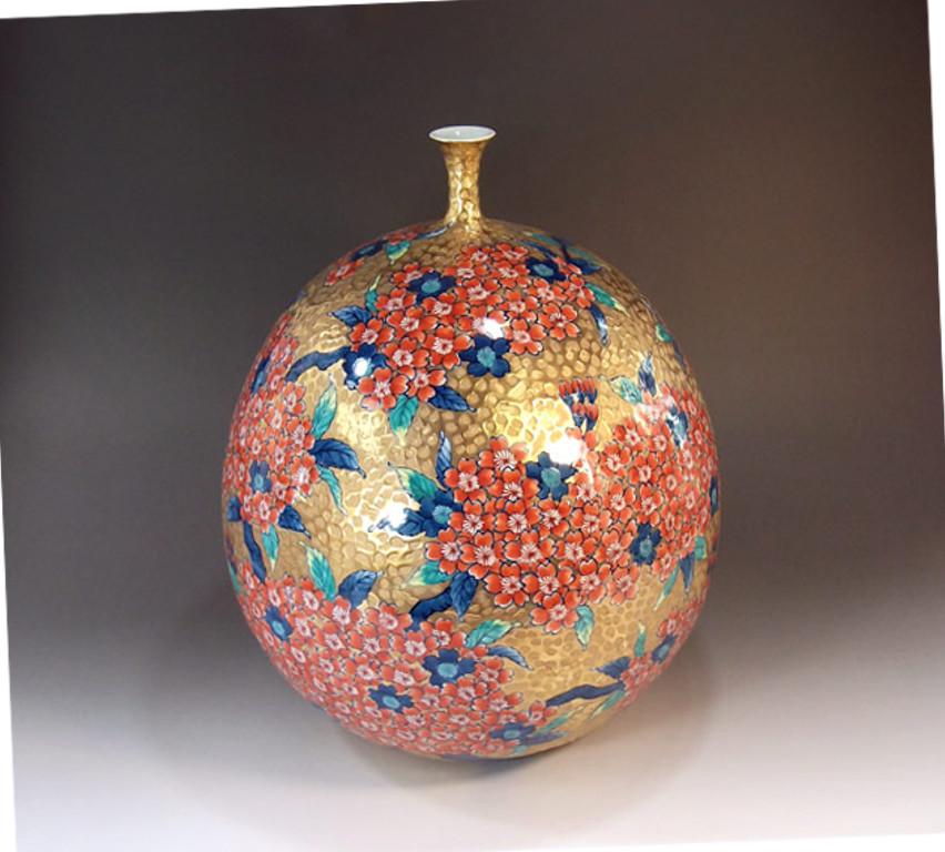 Exquisite Japanese contemporary bottle-shaped gilded and dimpled porcelain vase decorated with cherry blossoms in iron red, a masterpiece by widely respected master porcelain artist in the Imari-Arita style and the recipient of numerous awards for