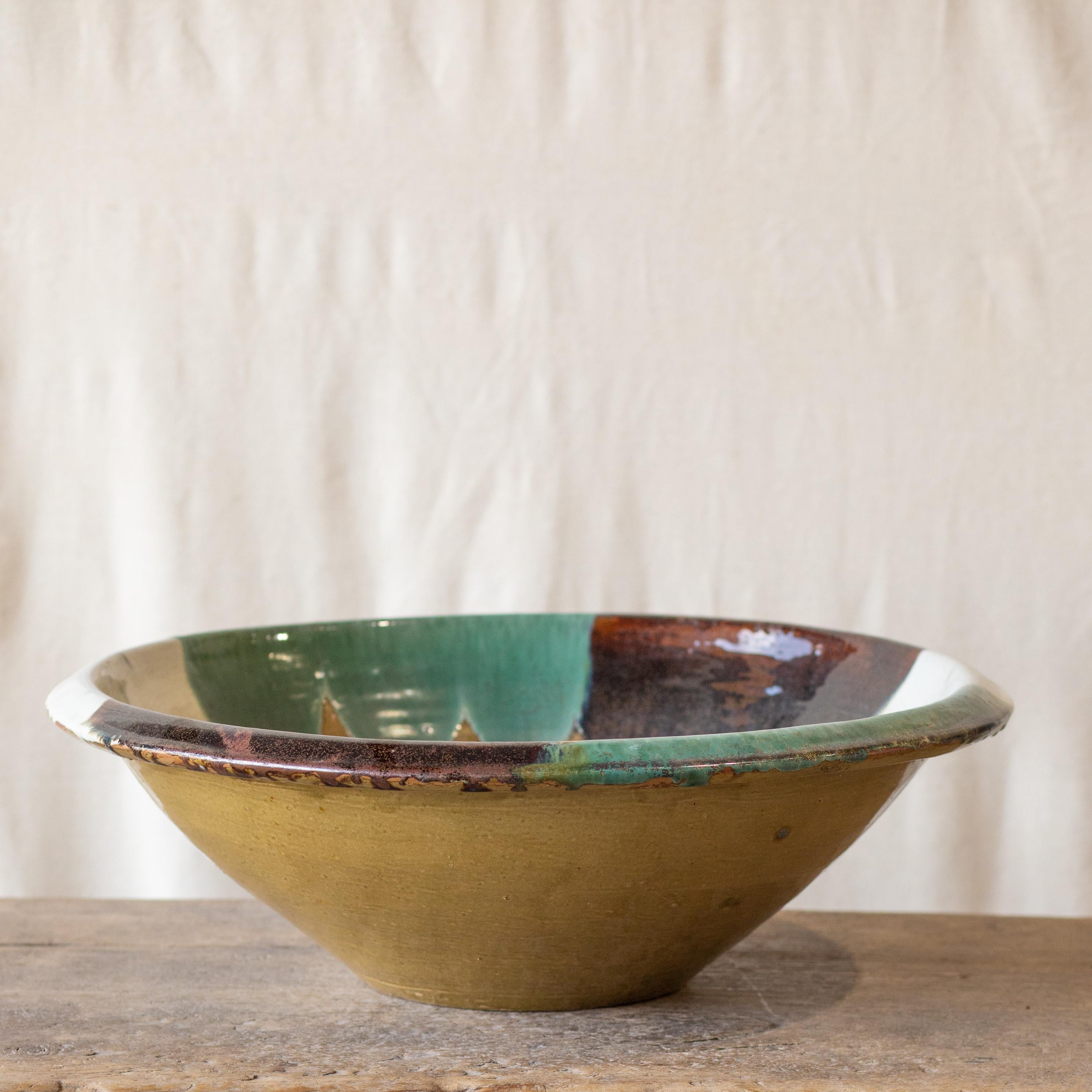 Japanese Large Karatsu Bowl In Good Condition For Sale In Seattle, WA
