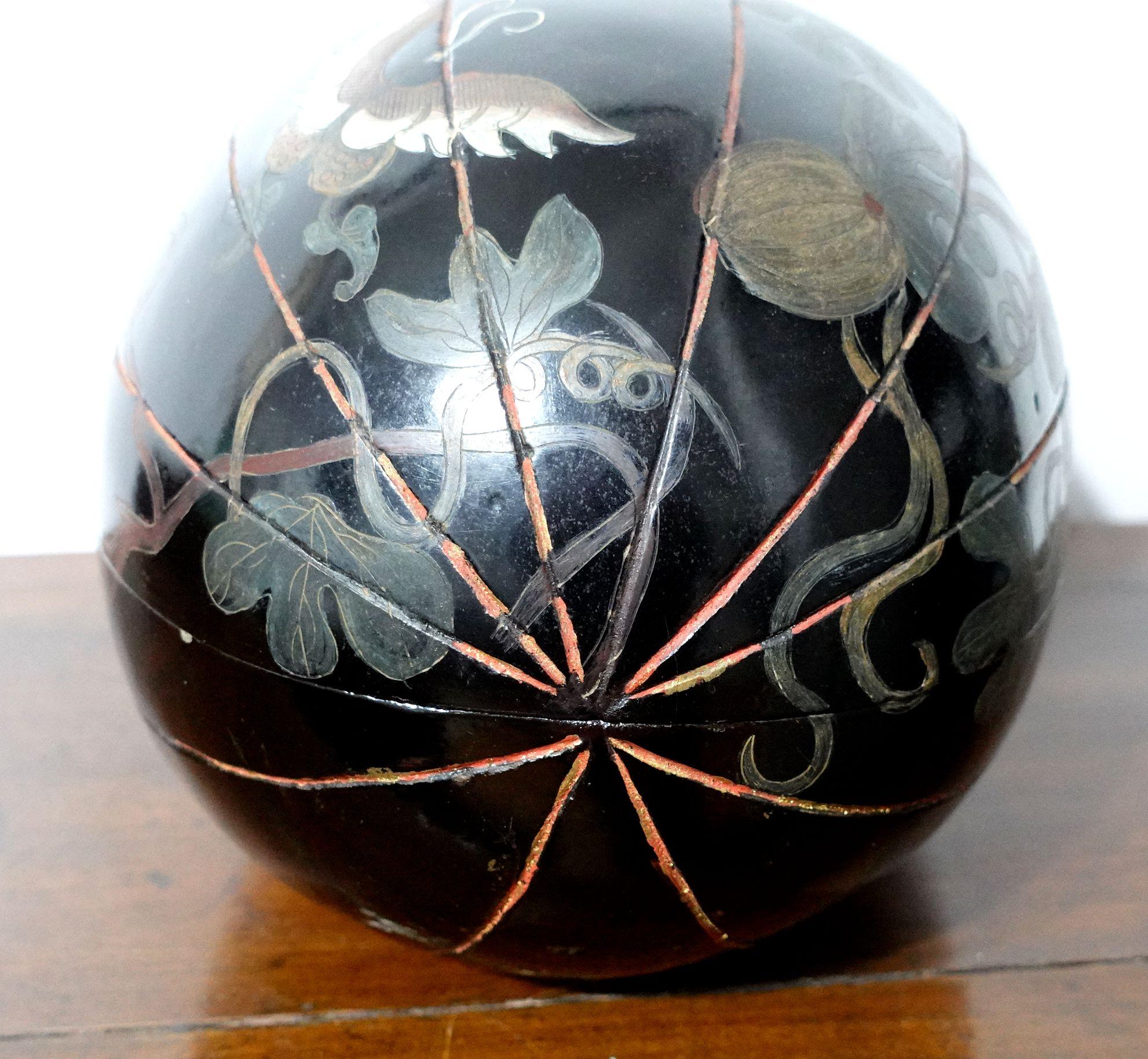 Japanese Large Lacquer Box with Cover in Melon shape For Sale 5