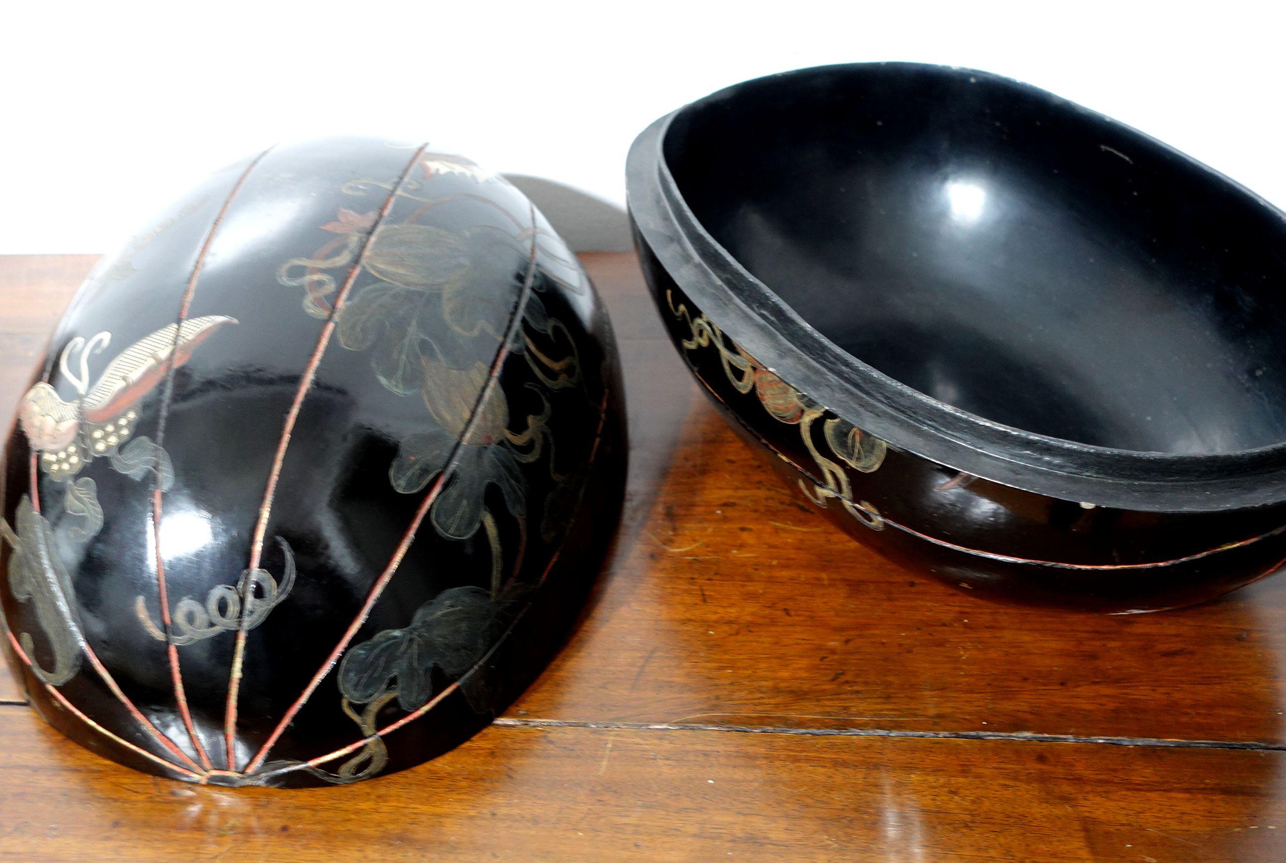 Japanese Large Lacquer Box with Cover in Melon shape For Sale 8