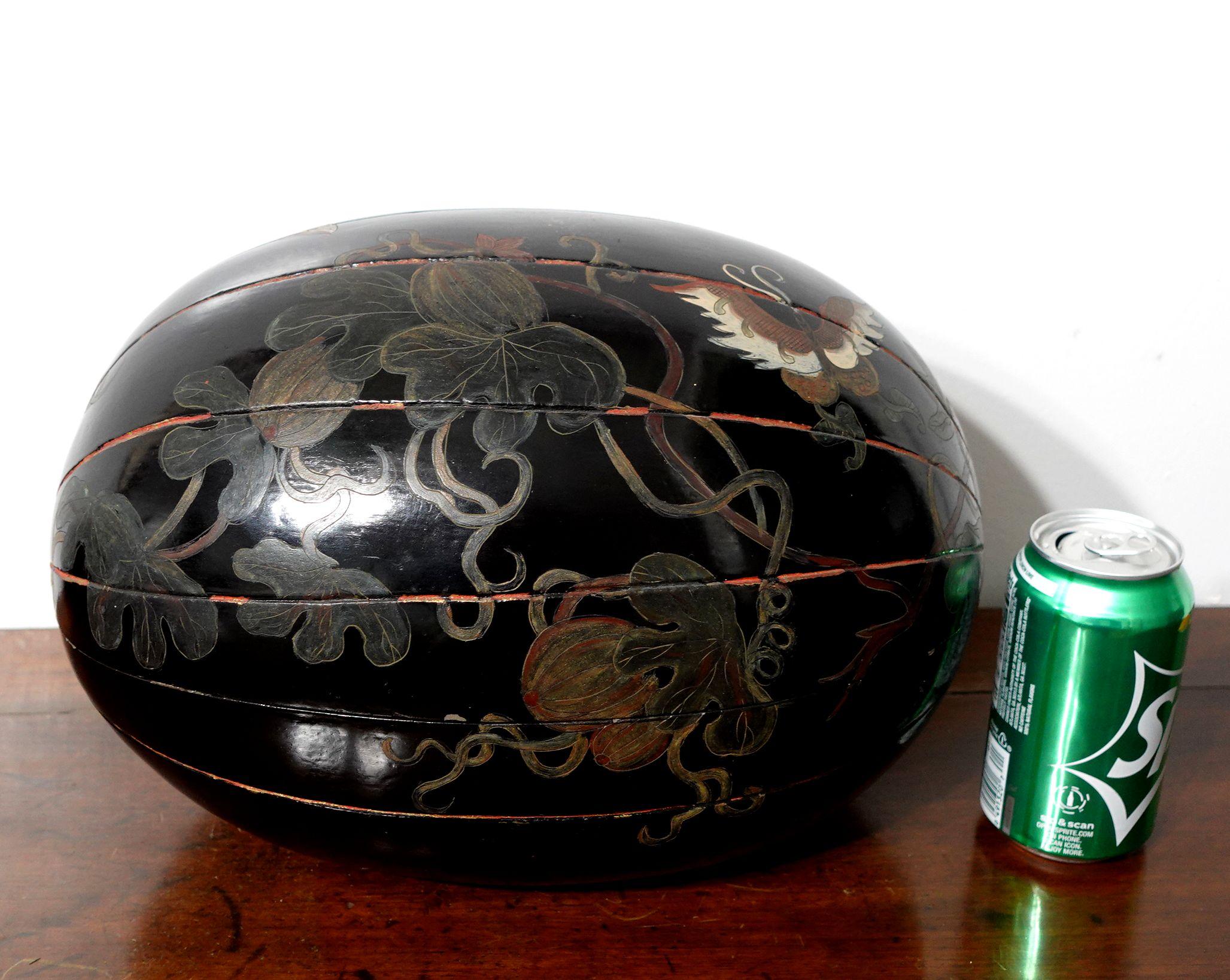 Japanese Large Lacquer Box with Cover in Melon shape For Sale 10