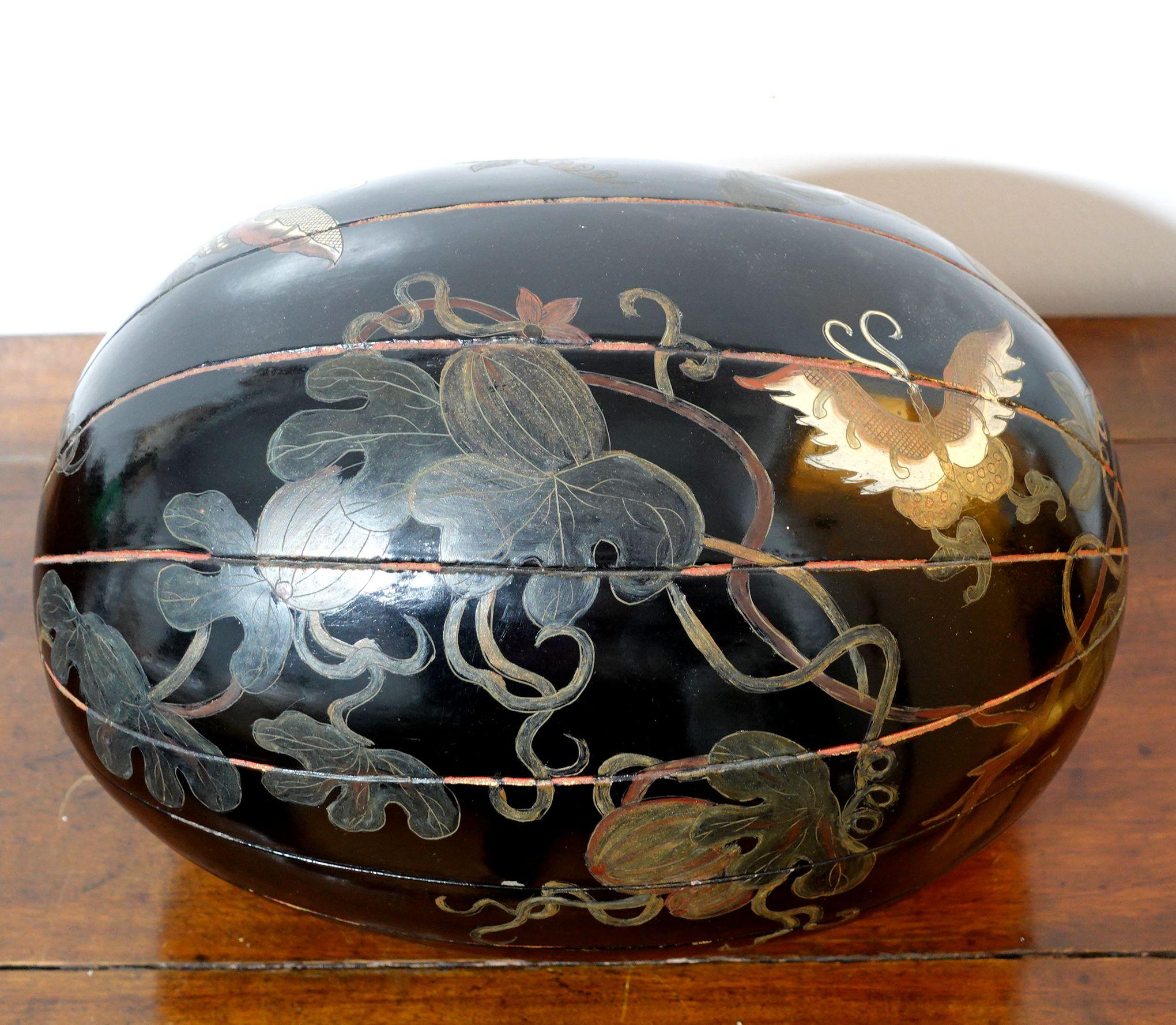 Hand-Crafted Japanese Large Lacquer Box with Cover in Melon shape For Sale