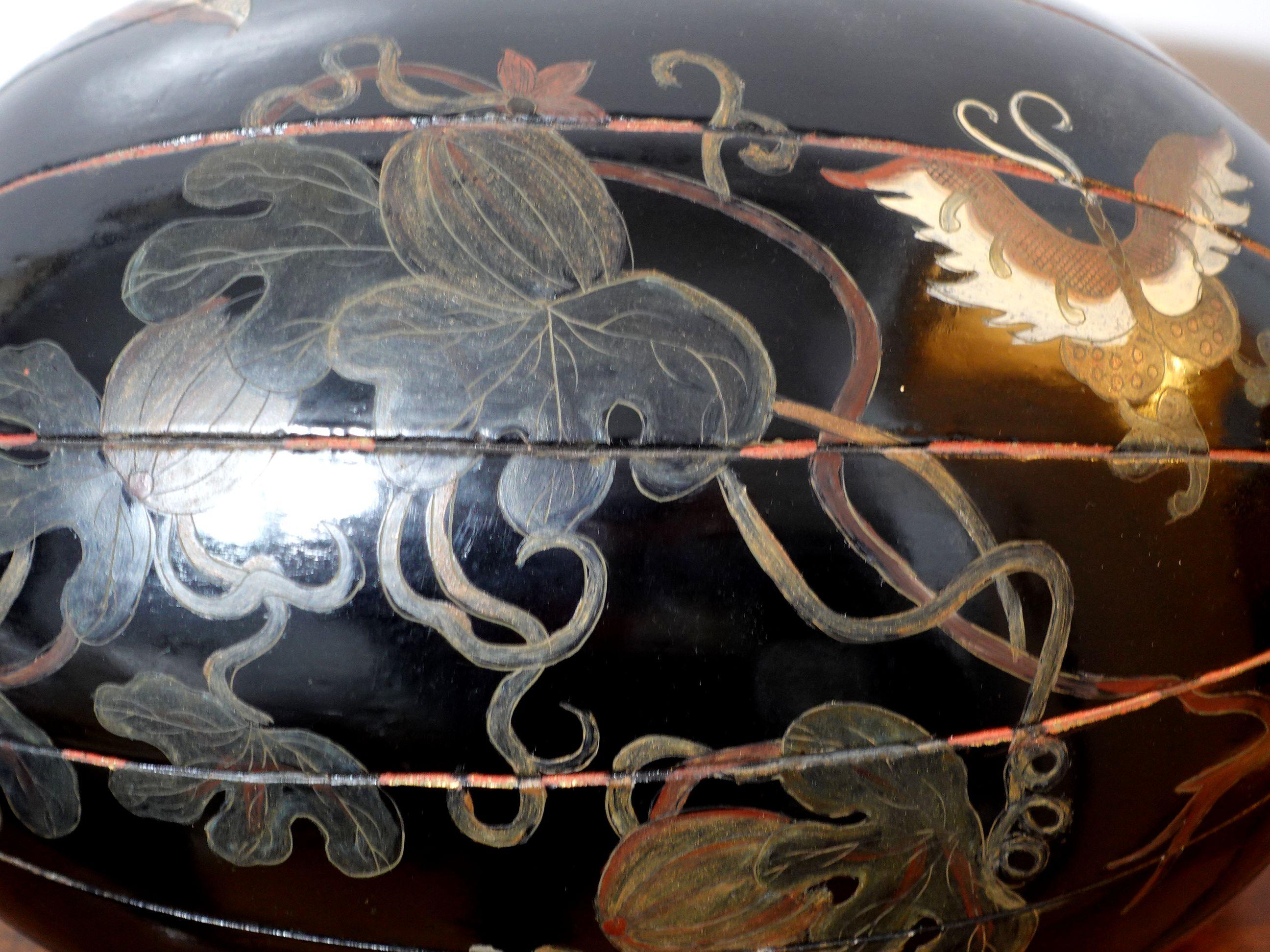 Japanese Large Lacquer Box with Cover in Melon shape In Good Condition For Sale In Norton, MA