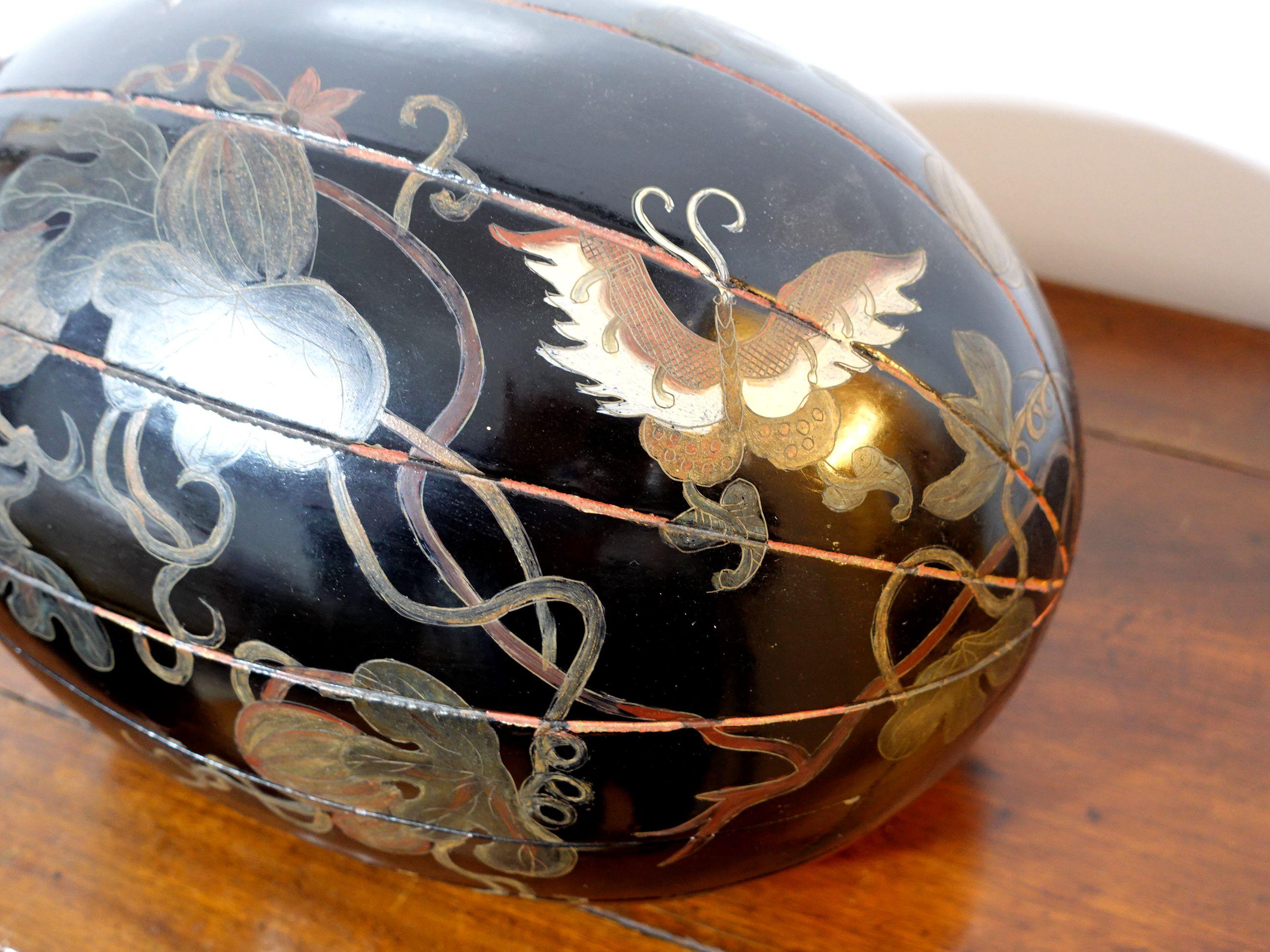 20th Century Japanese Large Lacquer Box with Cover in Melon shape For Sale