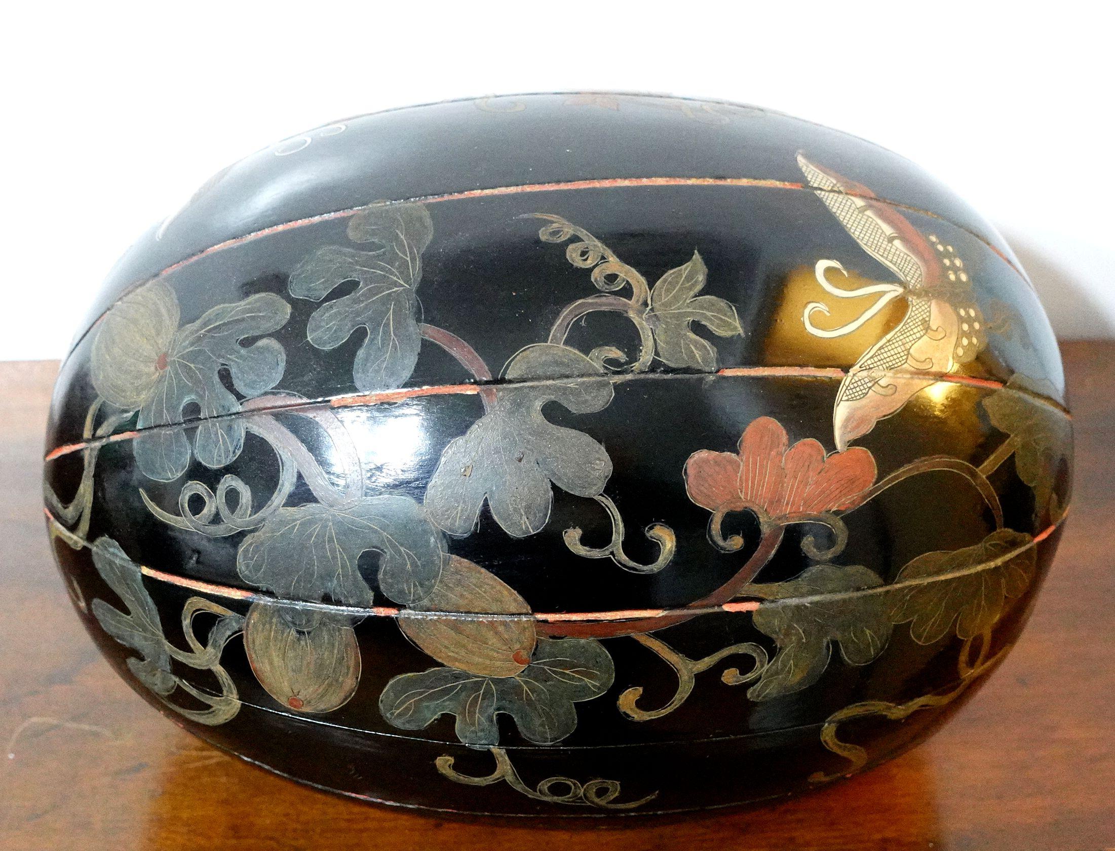 Japanese Large Lacquer Box with Cover in Melon shape For Sale 1