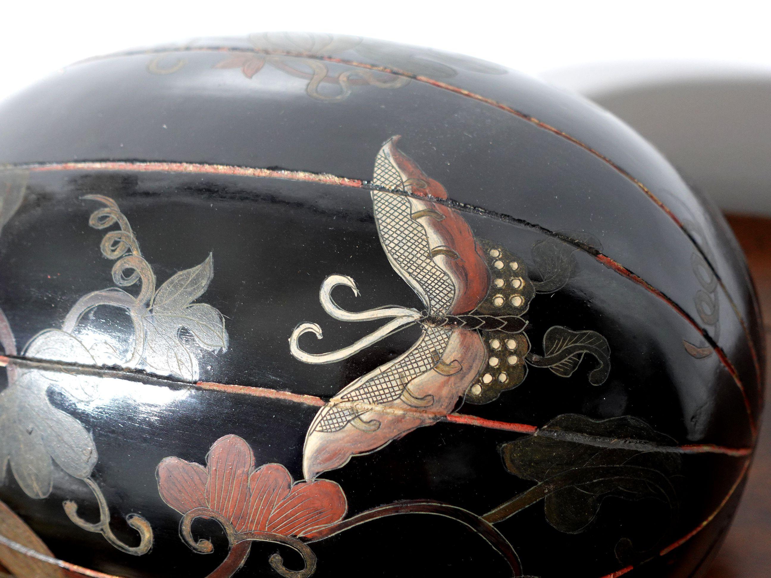 Japanese Large Lacquer Box with Cover in Melon shape For Sale 2