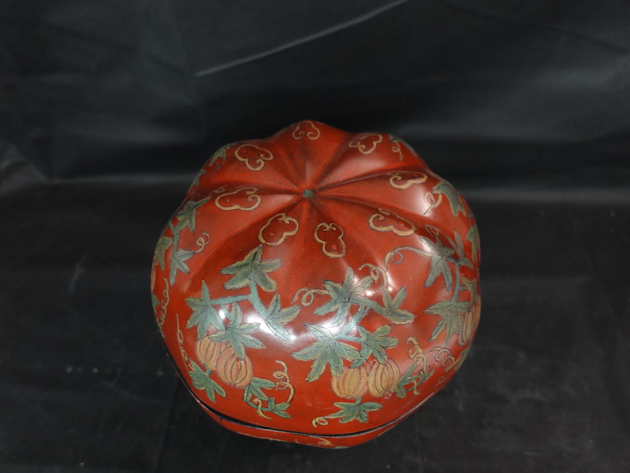 Japanese Large Lacquer Box with Cover in Pumpkin Shape, Ric064 In Good Condition In Norton, MA