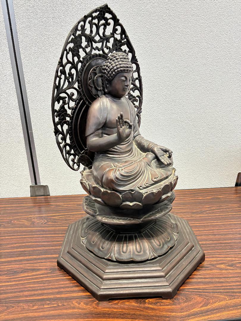 Japón, gran Buda sedente antiguo, de bronce fundido a mano, con una fina pátina de marrón medio a marrón oscuro, realizando el mudra de la compasión.

Fundición profunda de alta calidad con rostro, túnica y detalles finos y serenos. Hermoso ejemplo.