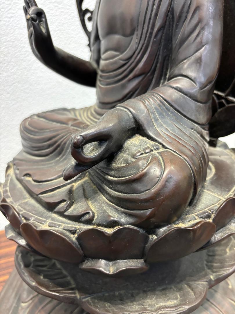 Gran Buda sentado de bronce antiguo japonés , Hallazgo de Kioto siglo XX en venta