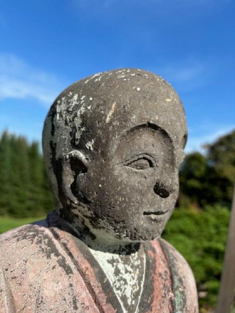 Japanischer großer sitzender Gartenbuddha aus altem Stein  im Angebot 4