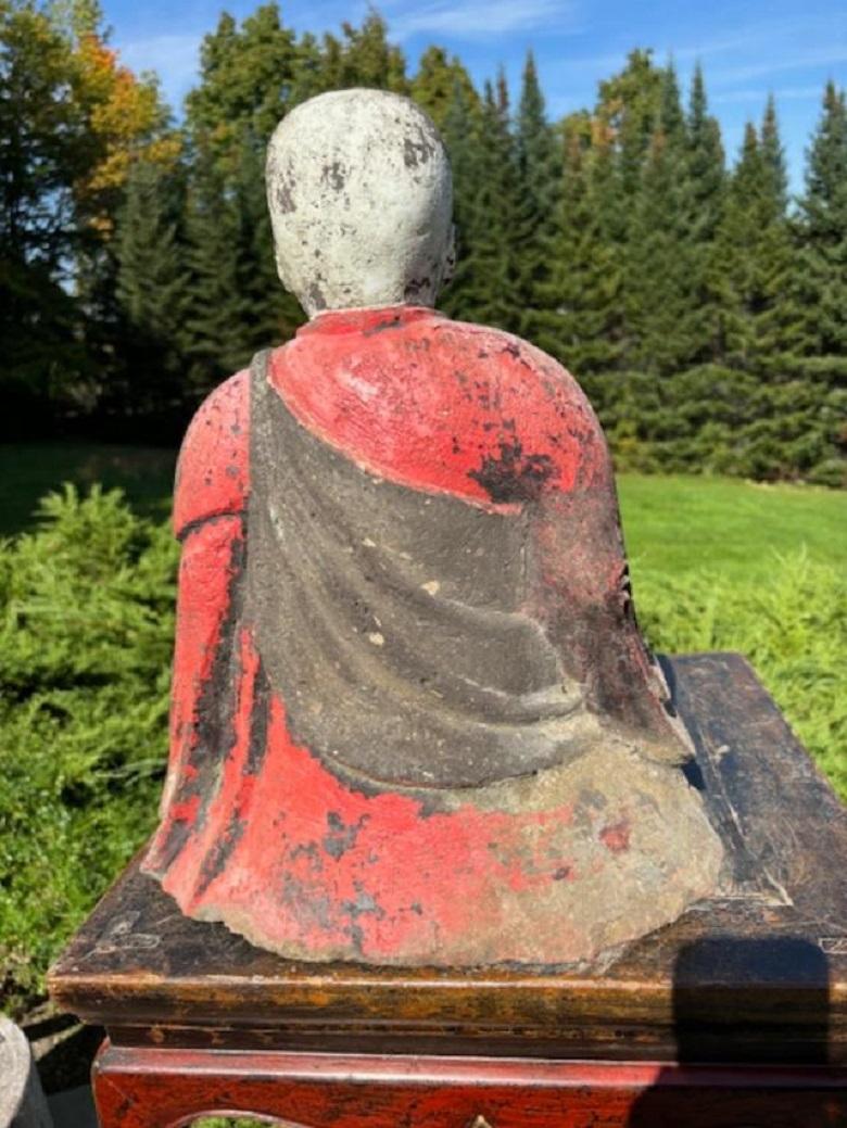 Japanischer großer sitzender Gartenbuddha aus altem Stein  im Angebot 7