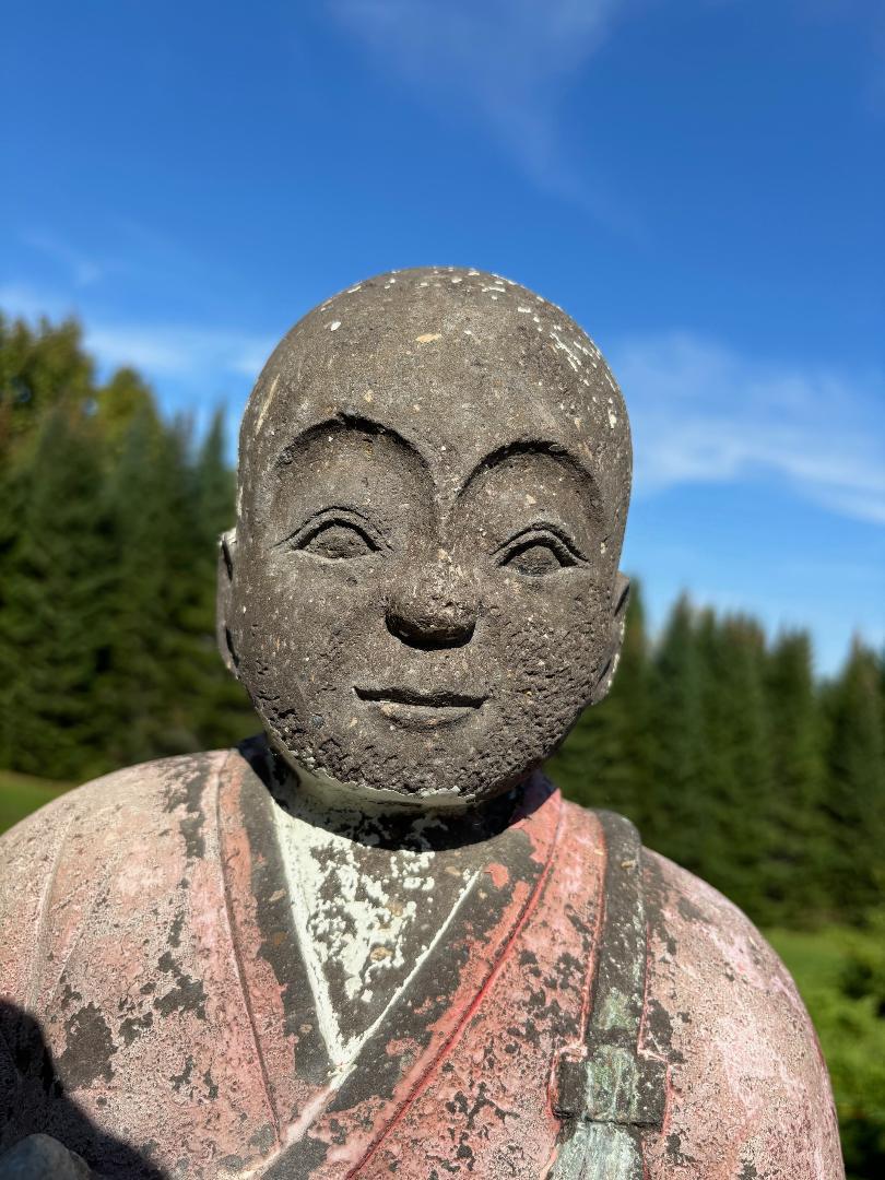 Japanischer großer sitzender Gartenbuddha aus altem Stein  (Handgeschnitzt) im Angebot