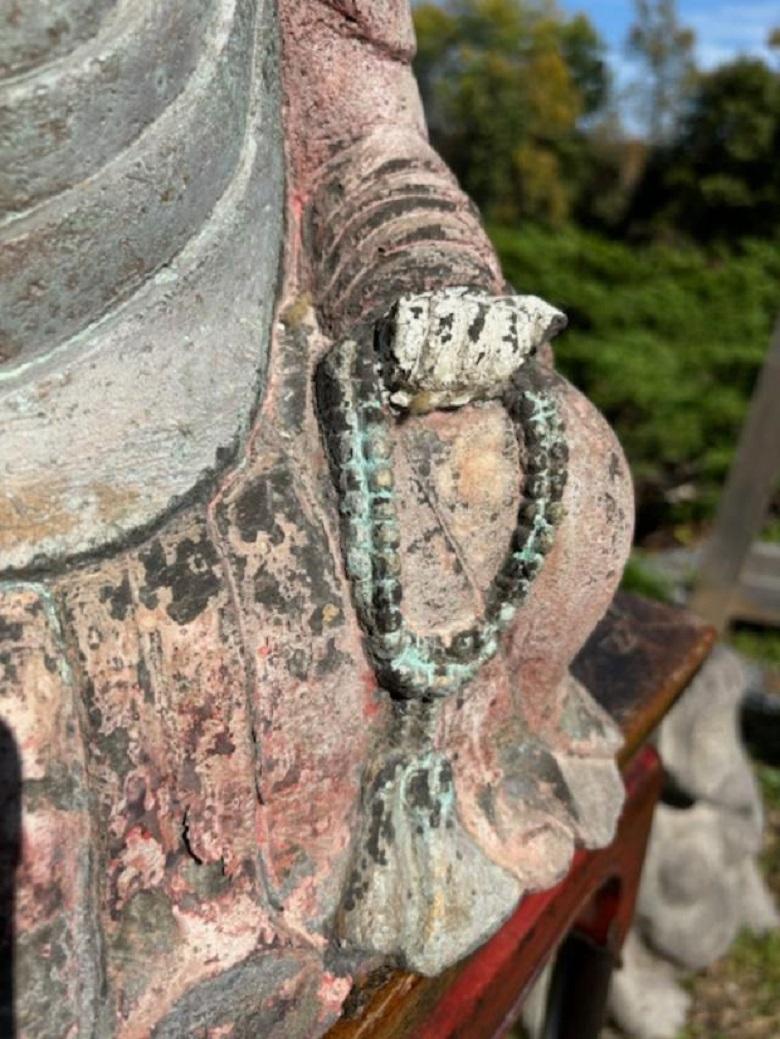 Japanischer großer sitzender Gartenbuddha aus altem Stein  im Zustand „Gut“ im Angebot in South Burlington, VT