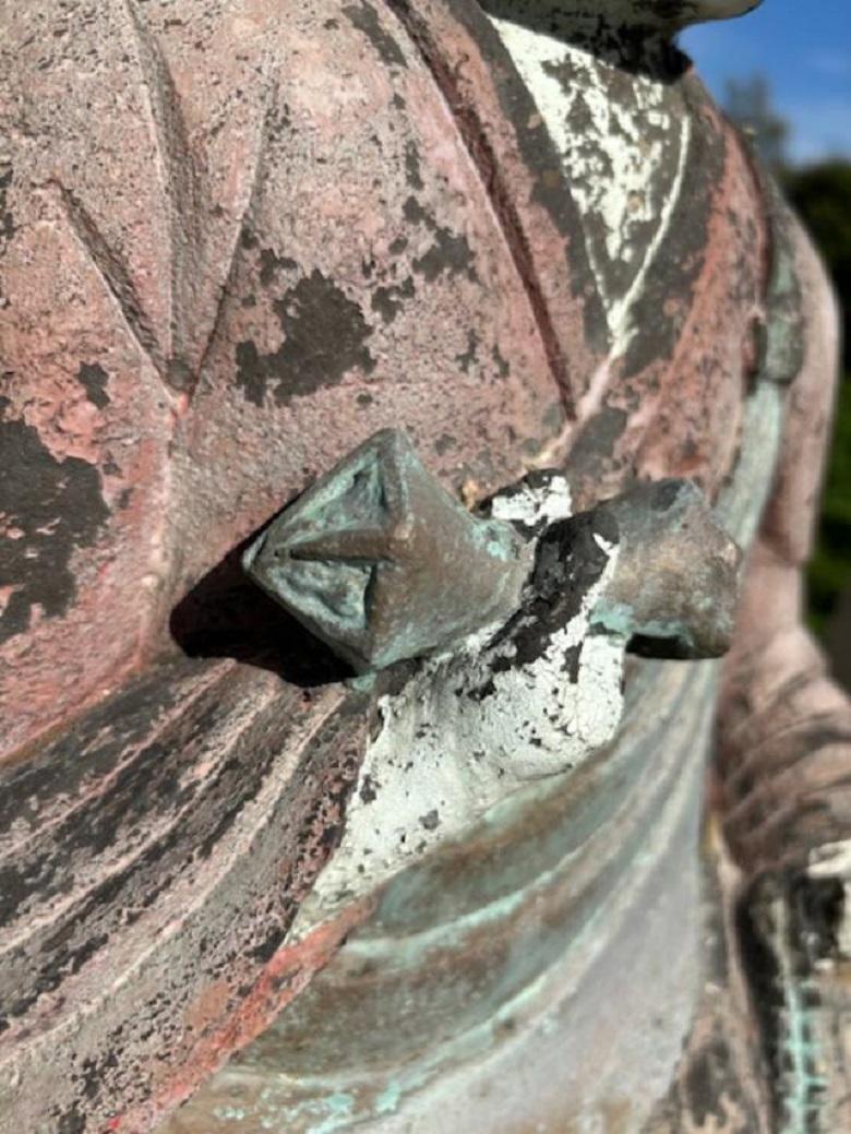Japanischer großer sitzender Gartenbuddha aus altem Stein  (20. Jahrhundert) im Angebot
